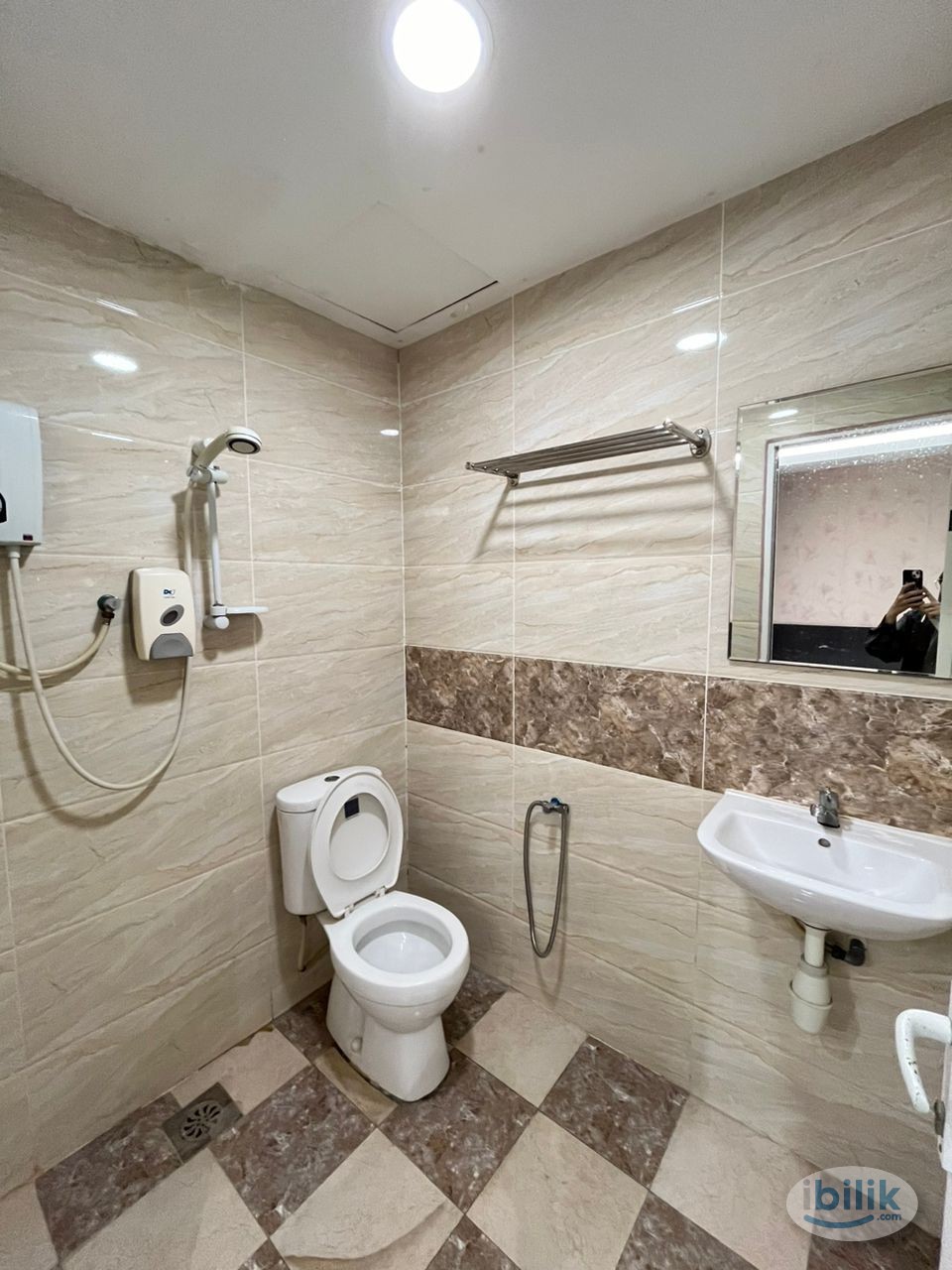 Want To Rent Cozy Unit? 👭 With NO Deposit? 🚄🚌 At Q Inn, Bandar Sunway 😍 Near To KTM & Bus 🚄 - Image 2