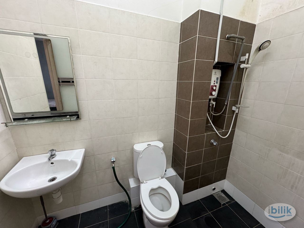 Master Room wiith Balcony and Private Bathroom at Kota Damansara, Petaling Jaya🏠Nearby Segi University, Dataran Sunway,  - Image 4