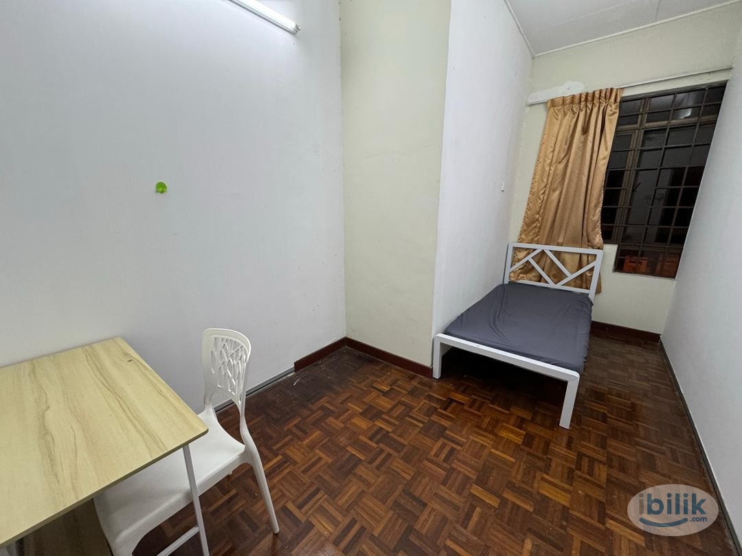 Single Room with Fan and Windows at BU 11 , Petaling Jaya 🏡Nearby Bandar Utama Center Point, One Utama - Image 1