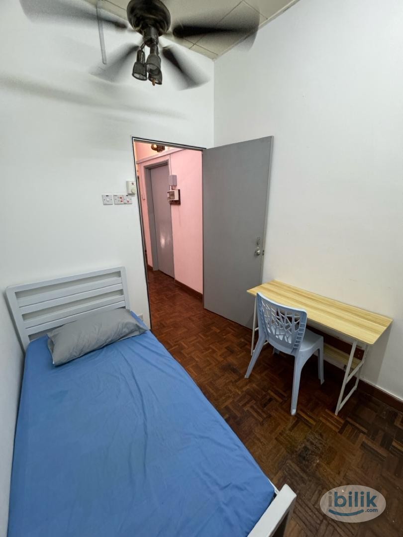 Single Room with Fan 🎡 and Windows at BU 10 , Petaling Jaya - Image 1