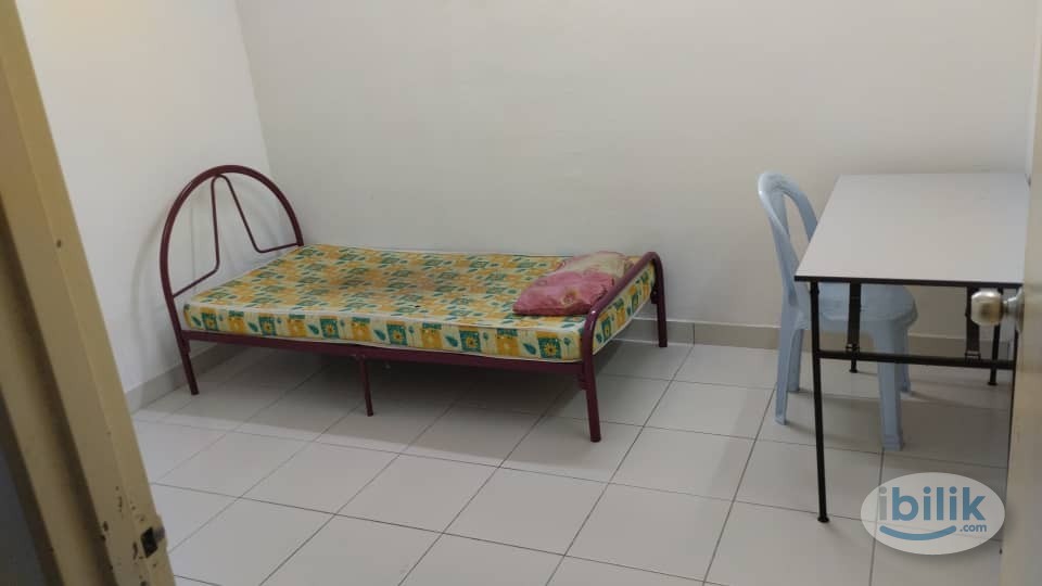 Middle Room at Bandar Putra Kulai, Kulai - Image 4