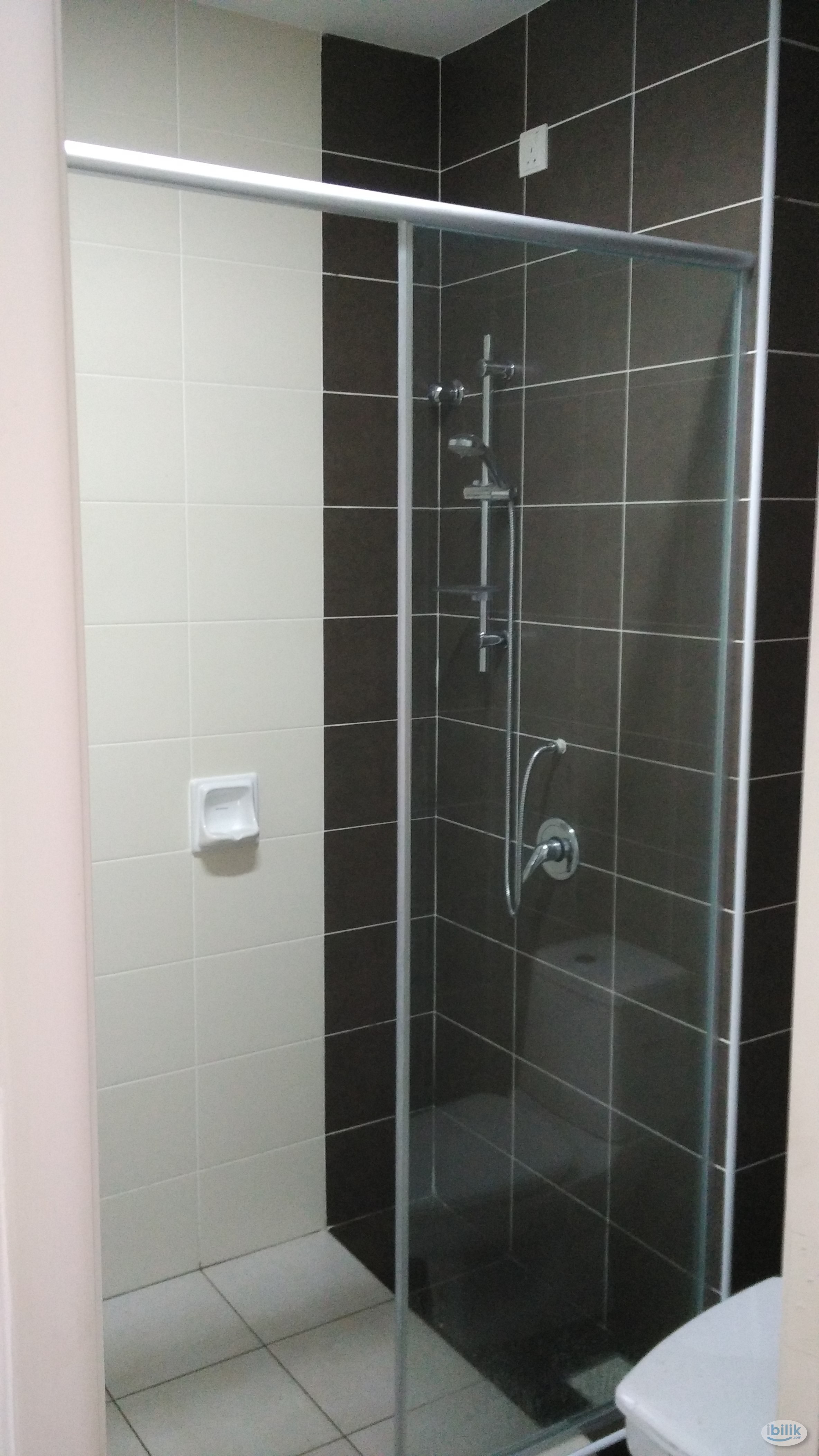 Gated Guarded High Security 24hours Middle Room attach with private bathroom at Kota Kemuning, Shah Alam - Image 2
