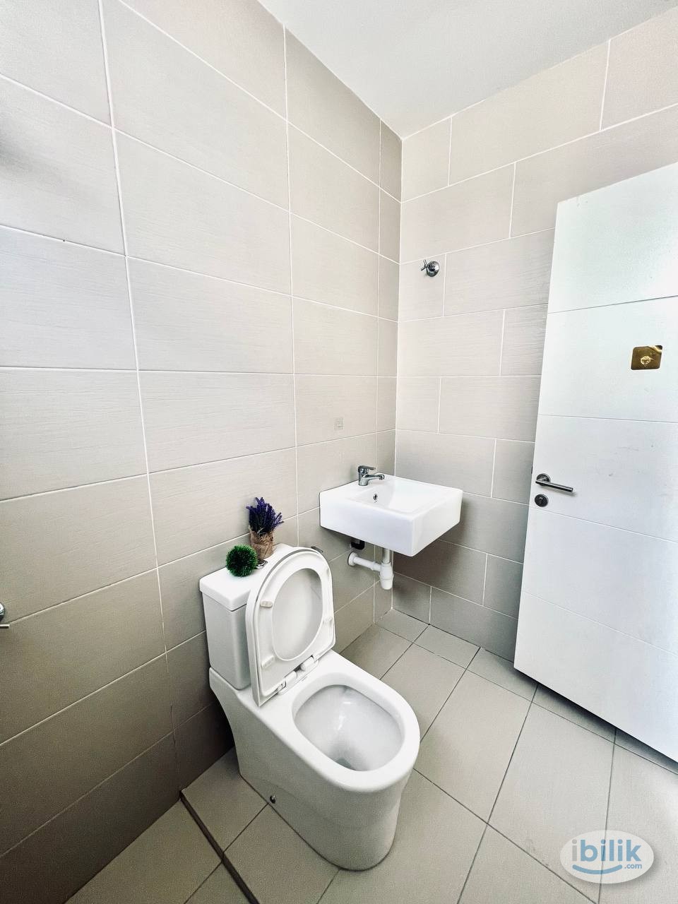 [ SURIAMAN 2, BANDAR SRI SENDAYAN, SEREMBAN ]   SINGLE ROOM 🛌🏻 Single / Queen Bed, Wardrobe       MEDIUM ROOM - Image 1