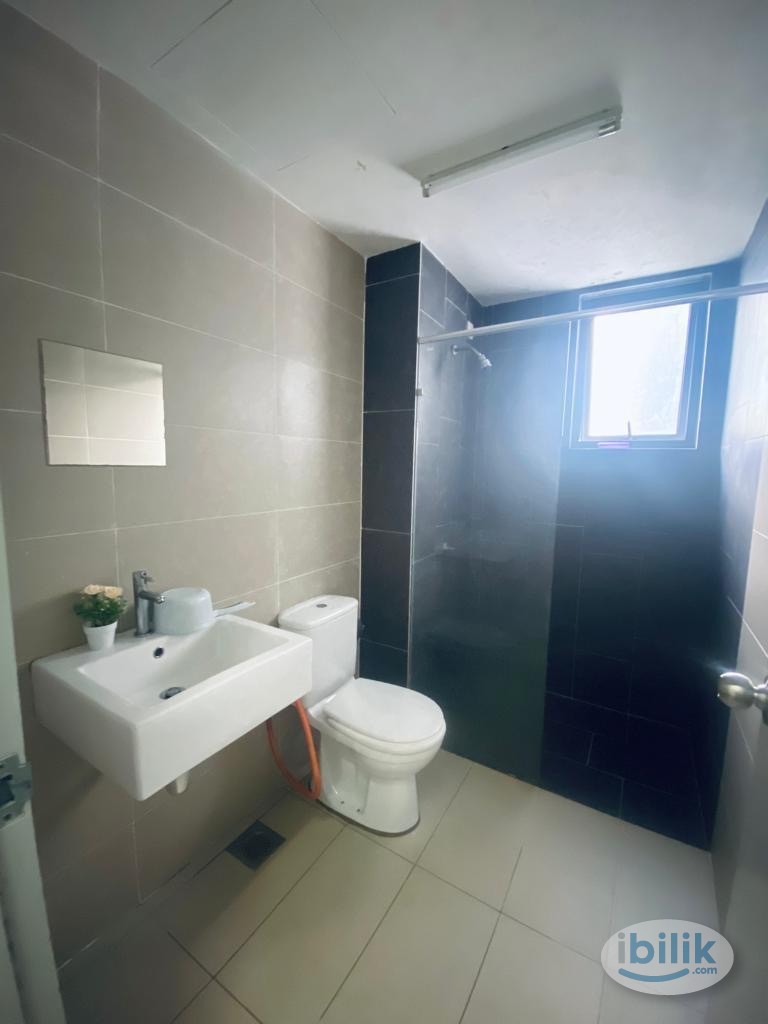 Master Room at Almyra Residences, Bandar Puteri Bangi - Image 5