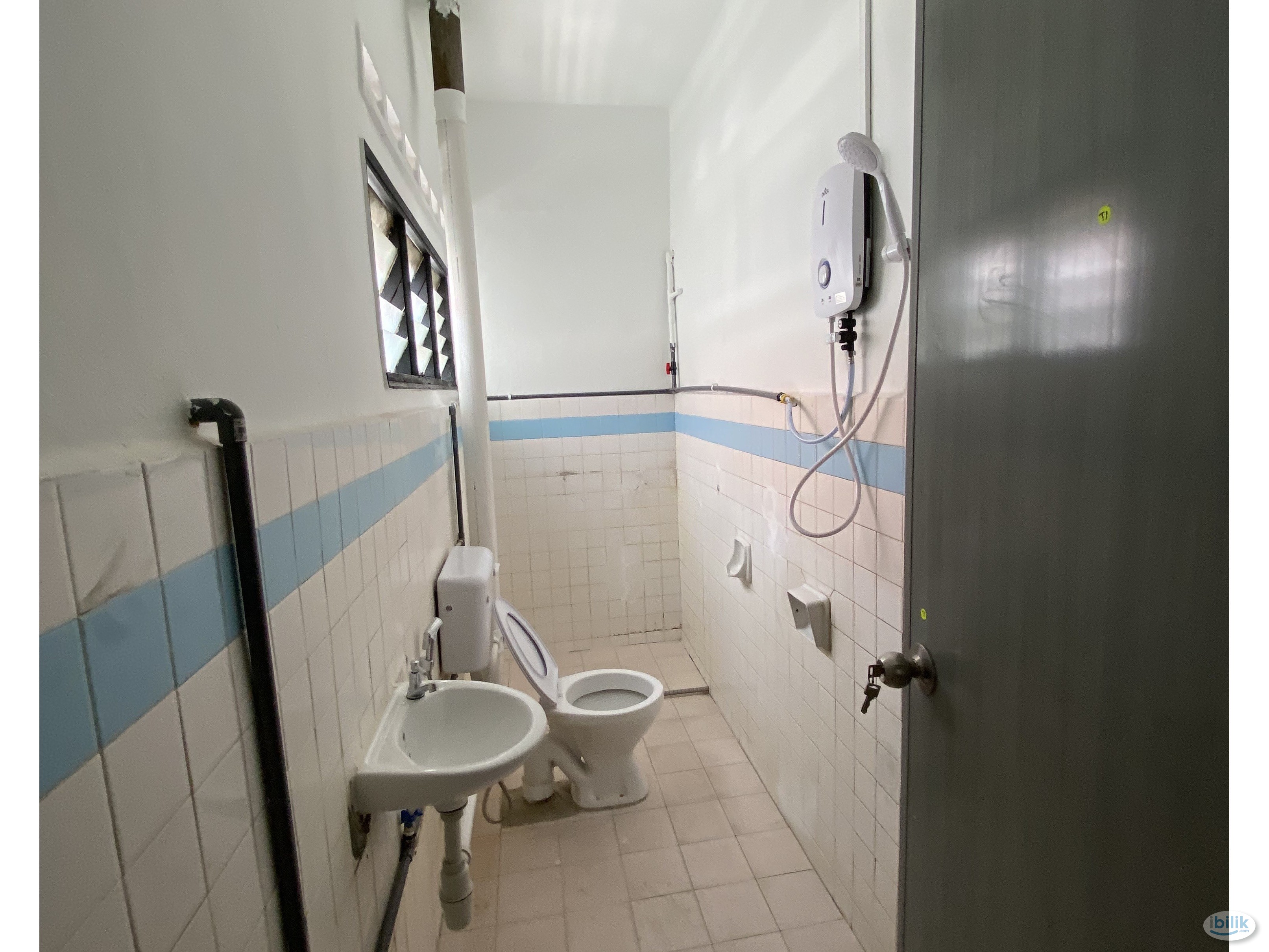 👬Couple Room🏃‍♂️Walking Distance to CIQ💰Booking Fee 300 - Image 1