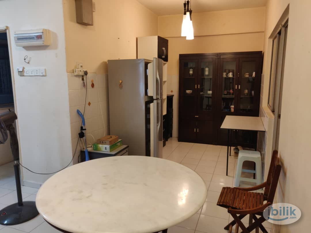 Middle Room at Putra Place, Bayan Indah - Image 4