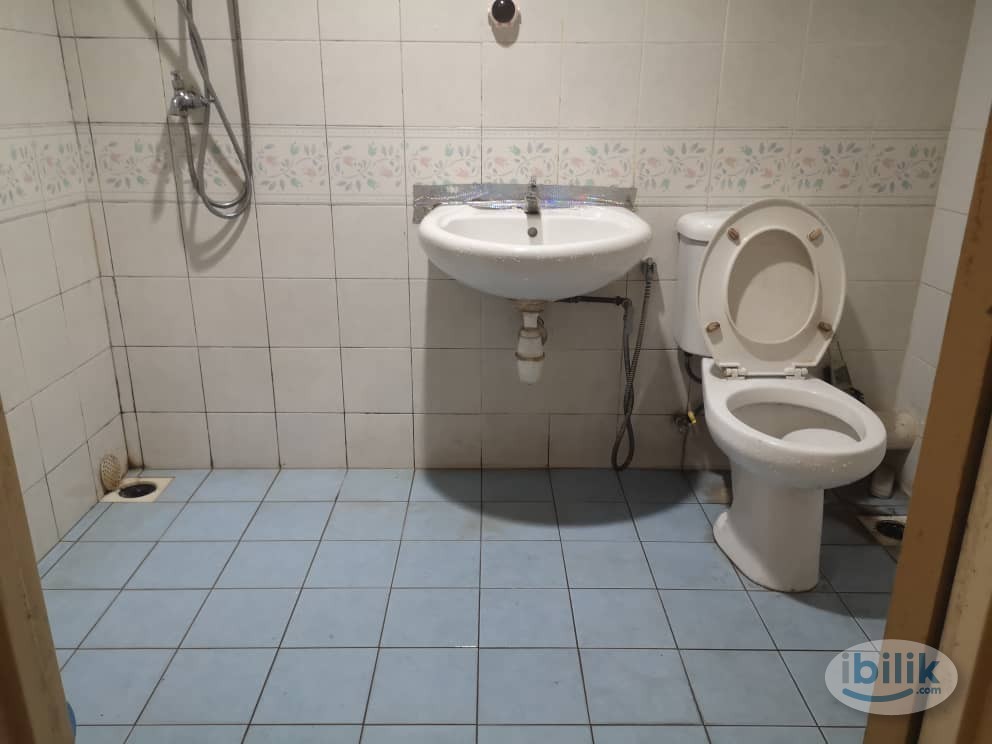 Middle Room at Putra Place, Bayan Indah - Image 5