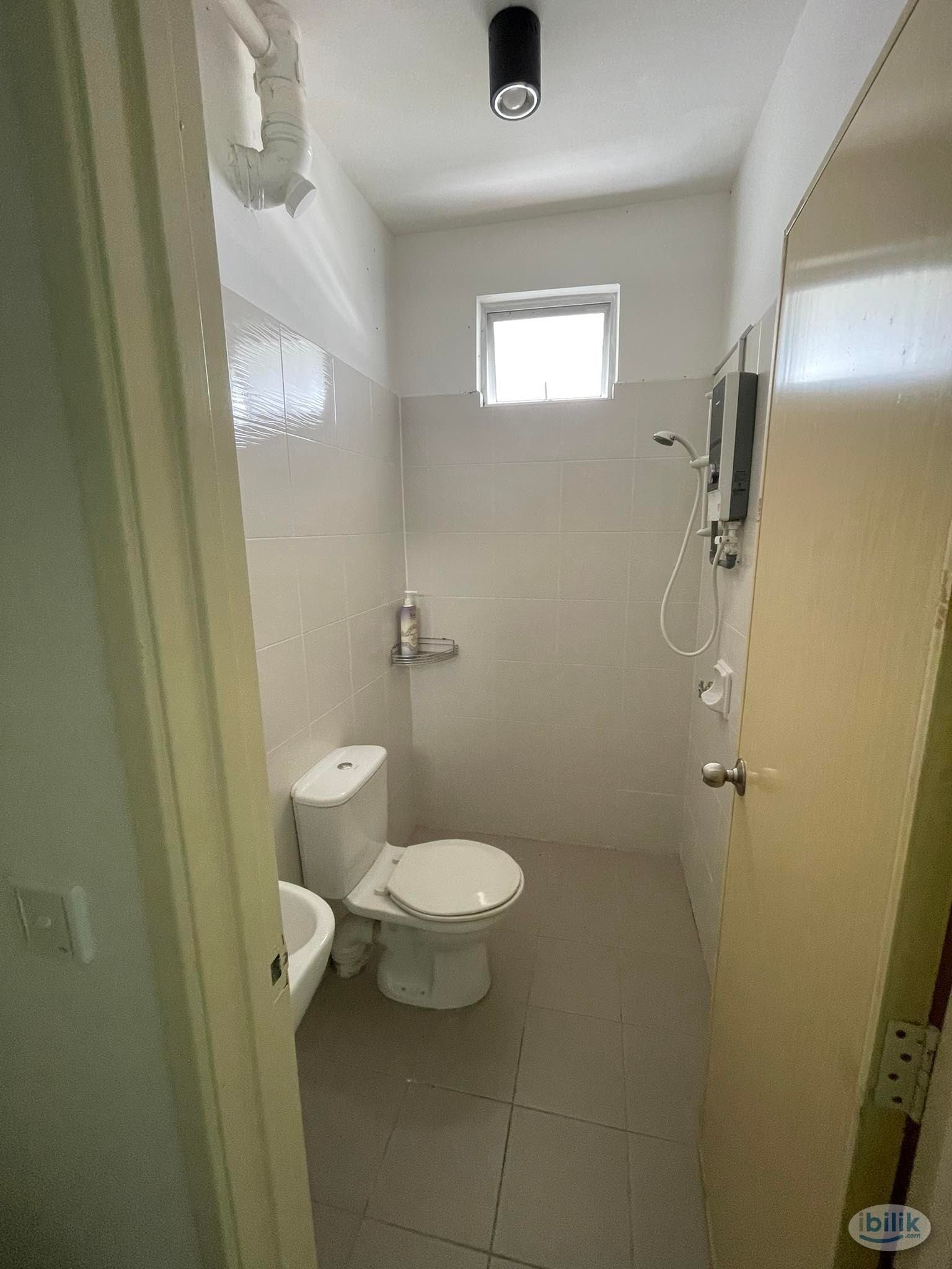 Master Room at Tunas Residensi, Bayan Baru - Image 4
