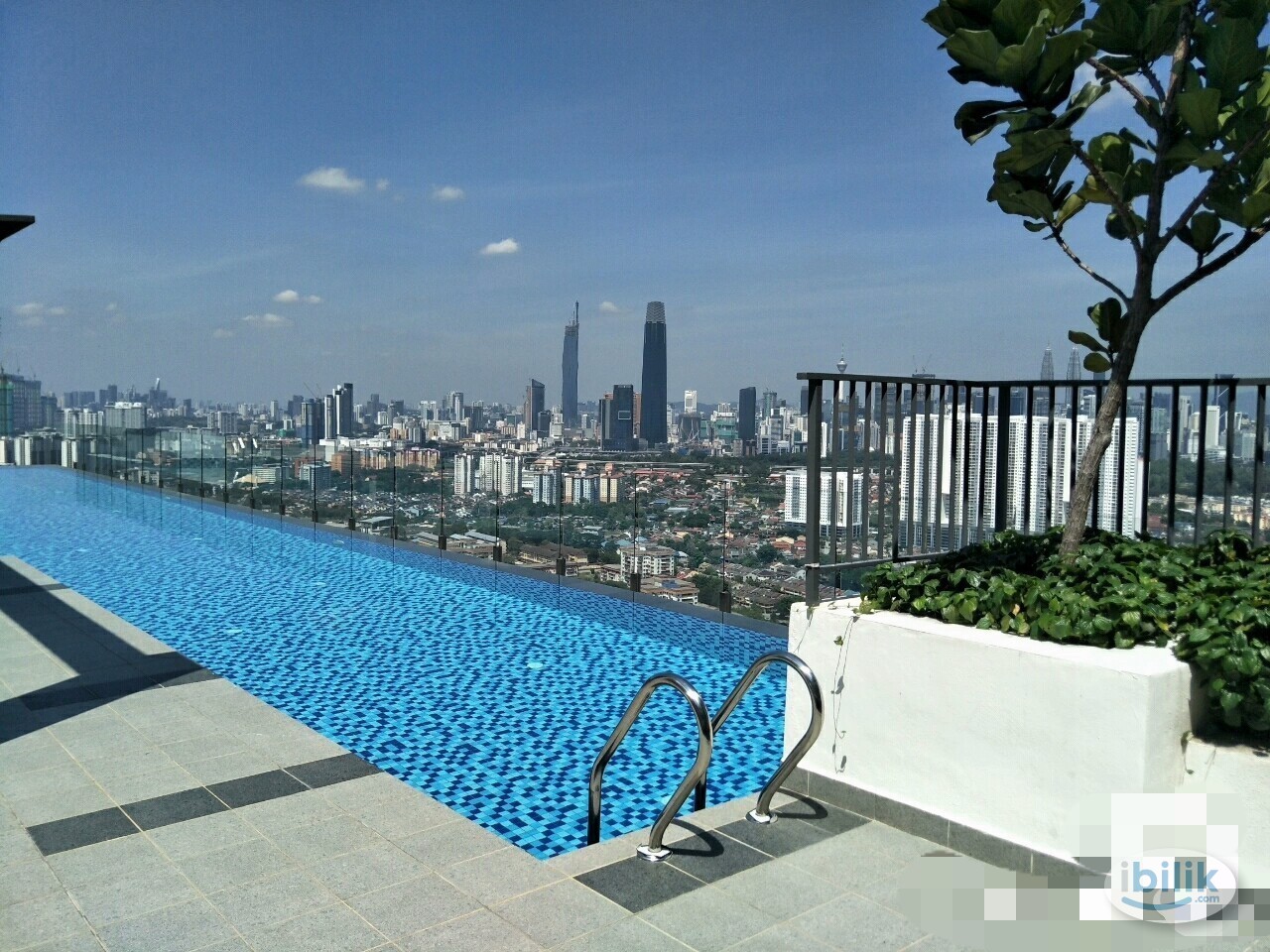 Single Room at Axis Crown, Pandan - Image 2