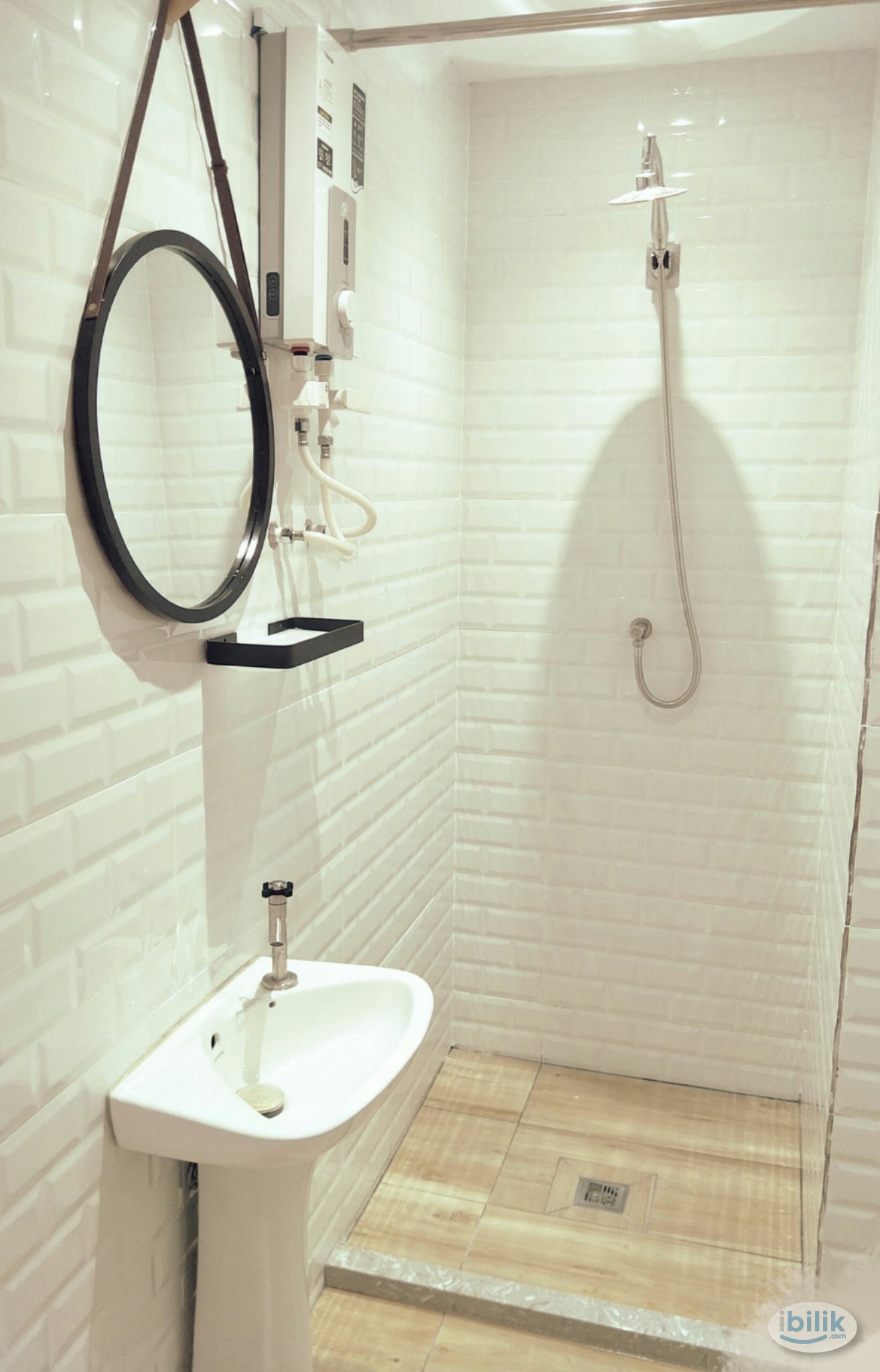 Single Room at Axis Crown, Pandan - Image 3