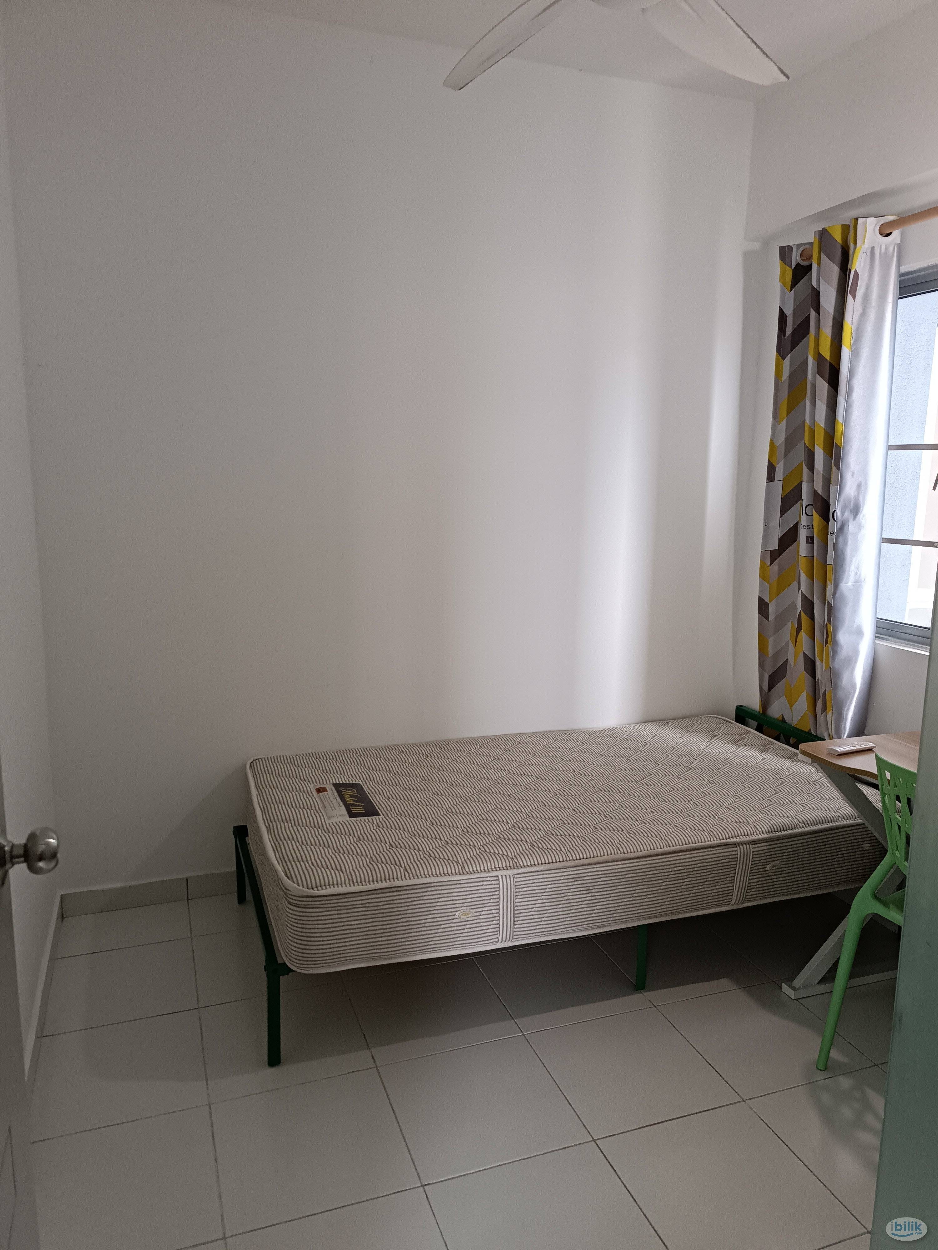 Single Room at Axis Crown, Pandan - Image 5