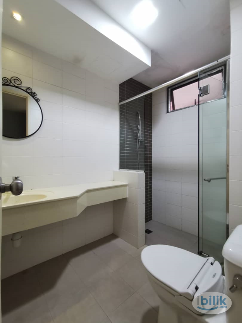 Middle room Queen Bed for rent at Affordable Price at Casa Kiara II, Mont Kiara, Jaya Grocer Stone Throw Away !!! - Image 1