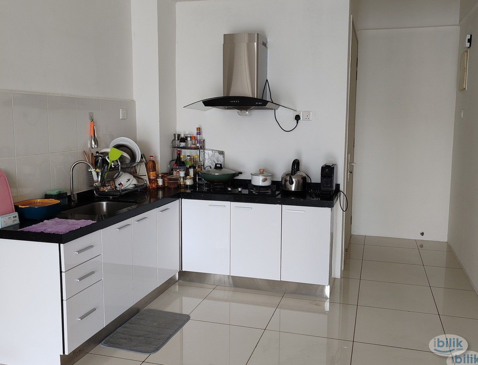 SPACIOUS ROOM WITH ATTACHED BATHROOM - Image 4