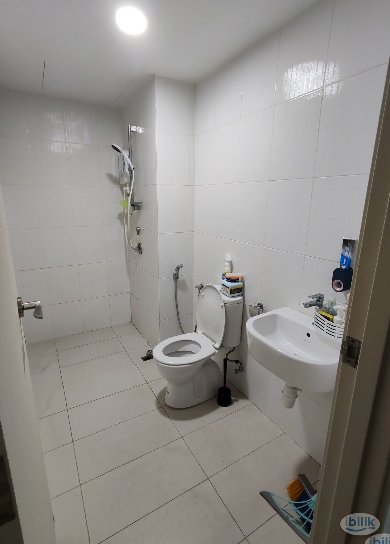 SPACIOUS ROOM WITH ATTACHED BATHROOM - Image 3