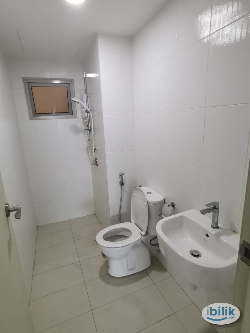 SPACIOUS SINGLE ROOM WITH PRIVATE BATHROOM - Image 1