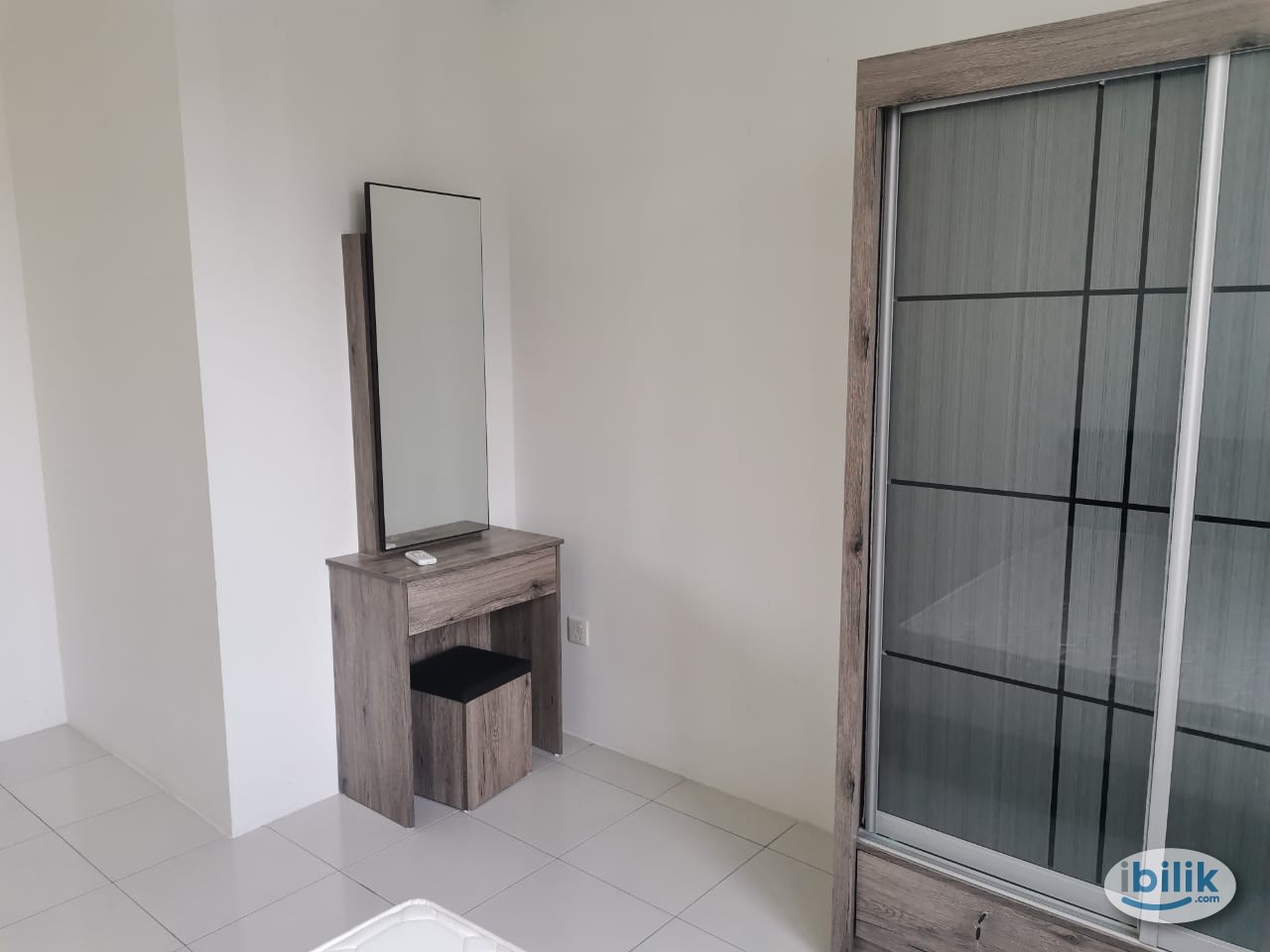 SPACIOUS SINGLE ROOM WITH PRIVATE BATHROOM - Image 4