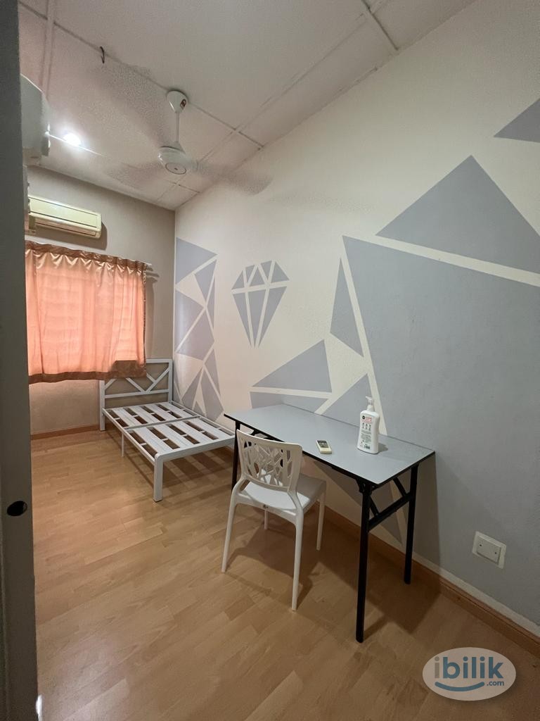 Immediate Move In Middle Room for Rent + Air-Cond at Bukit Rimau near Kemuning ⭐ - Image 1
