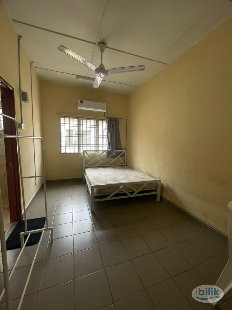 Male Unit 🌈 Middle Room + AirCond + Free WiFi for Rent at Bukit Rimau, Shah Alam - Image 1