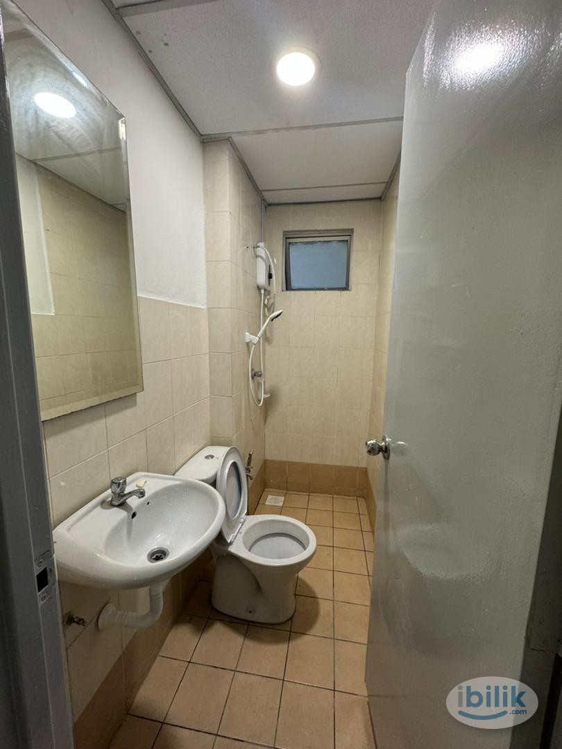 [Smartlock enabled] Ensuite bedroom nearby MYDIN / Giant / Decathlon / NSK Grocer / Summit USJ / Damen Mall - Image 5