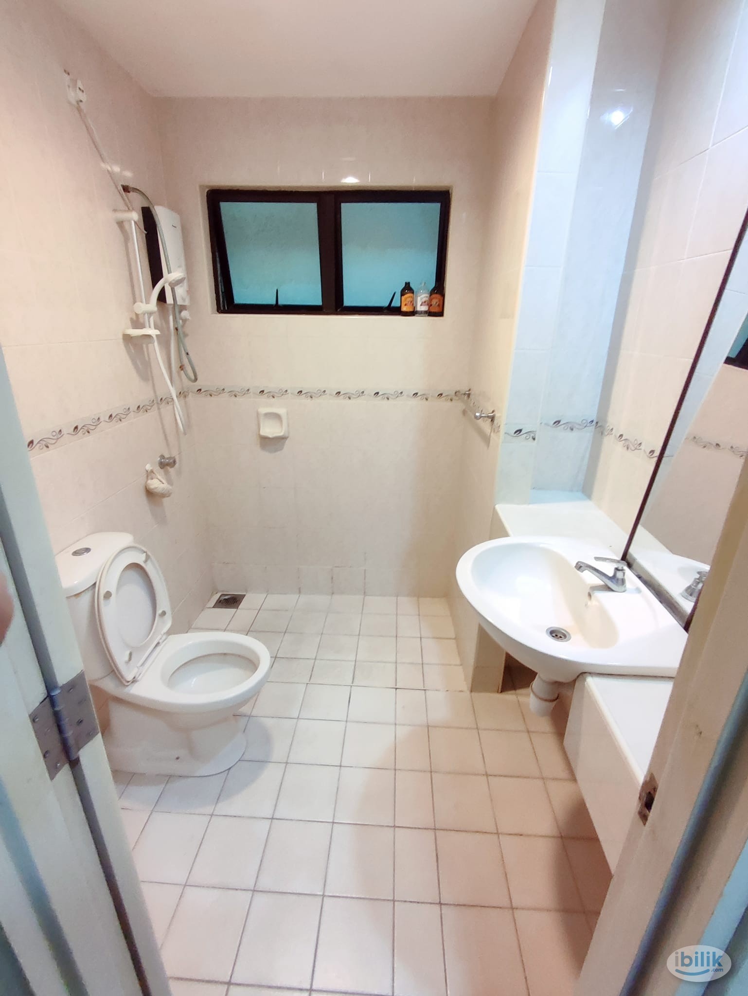 middle room available at pelangi utama condo - Image 2
