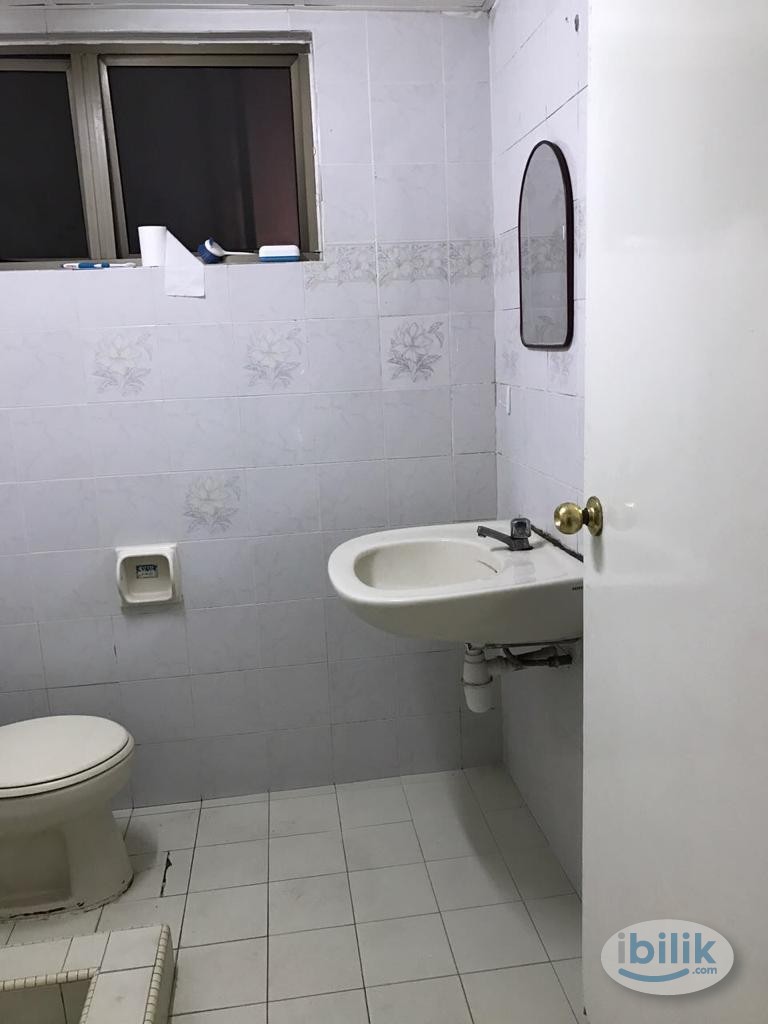 Middle Room at Palmville, Bandar Sunway - Image 1