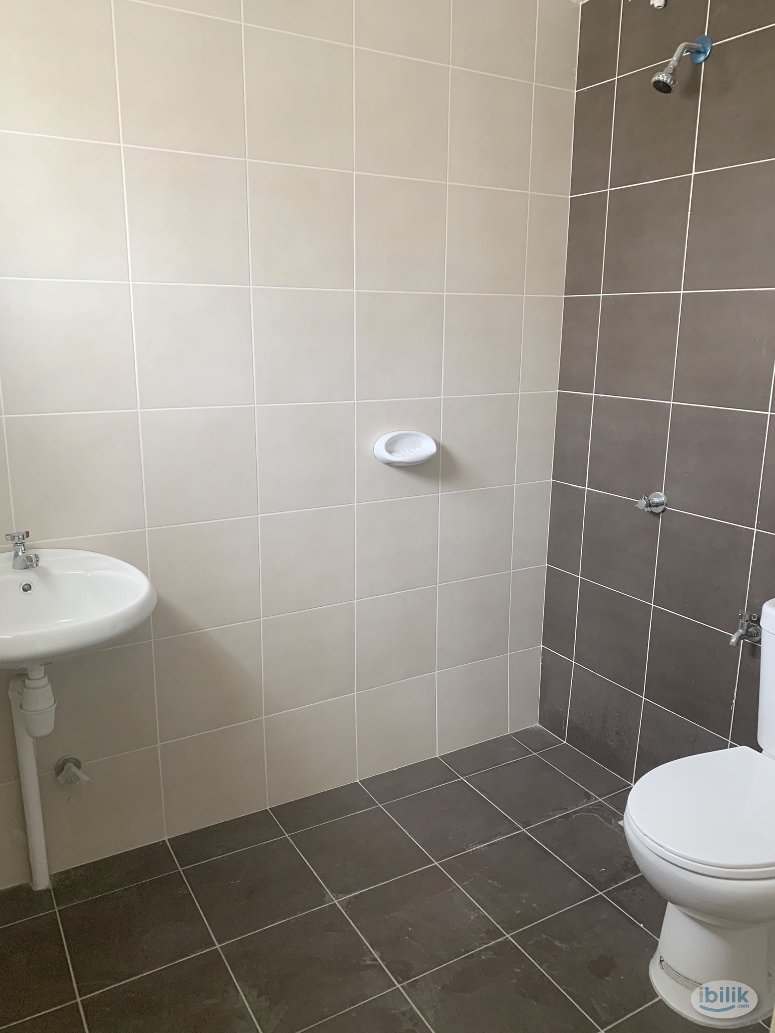 Furnished Master Room Sharing, De Palma Apt - Image 1