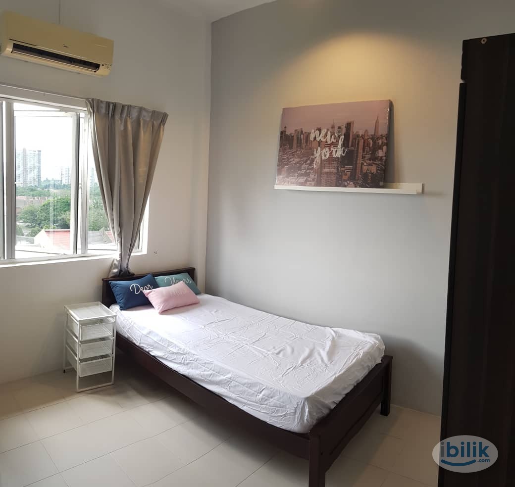 Subang Jaya SS17 Designer Large Medium Room near (LRT SS15, Temasya Glenmarie UOA Business Park, Empire, Consplant, KTM  - Image 1