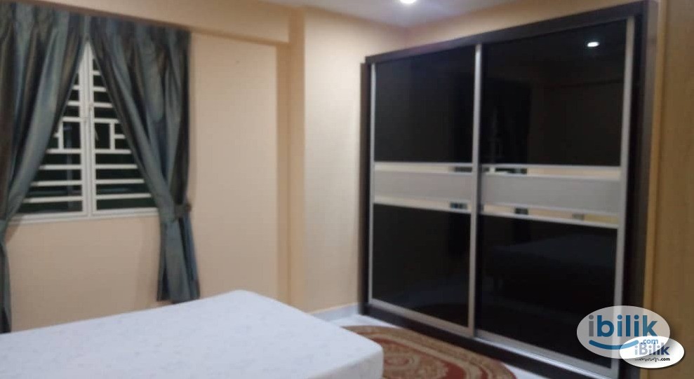 Middle Room at Elit Heights, Bayan Baru - Image 1