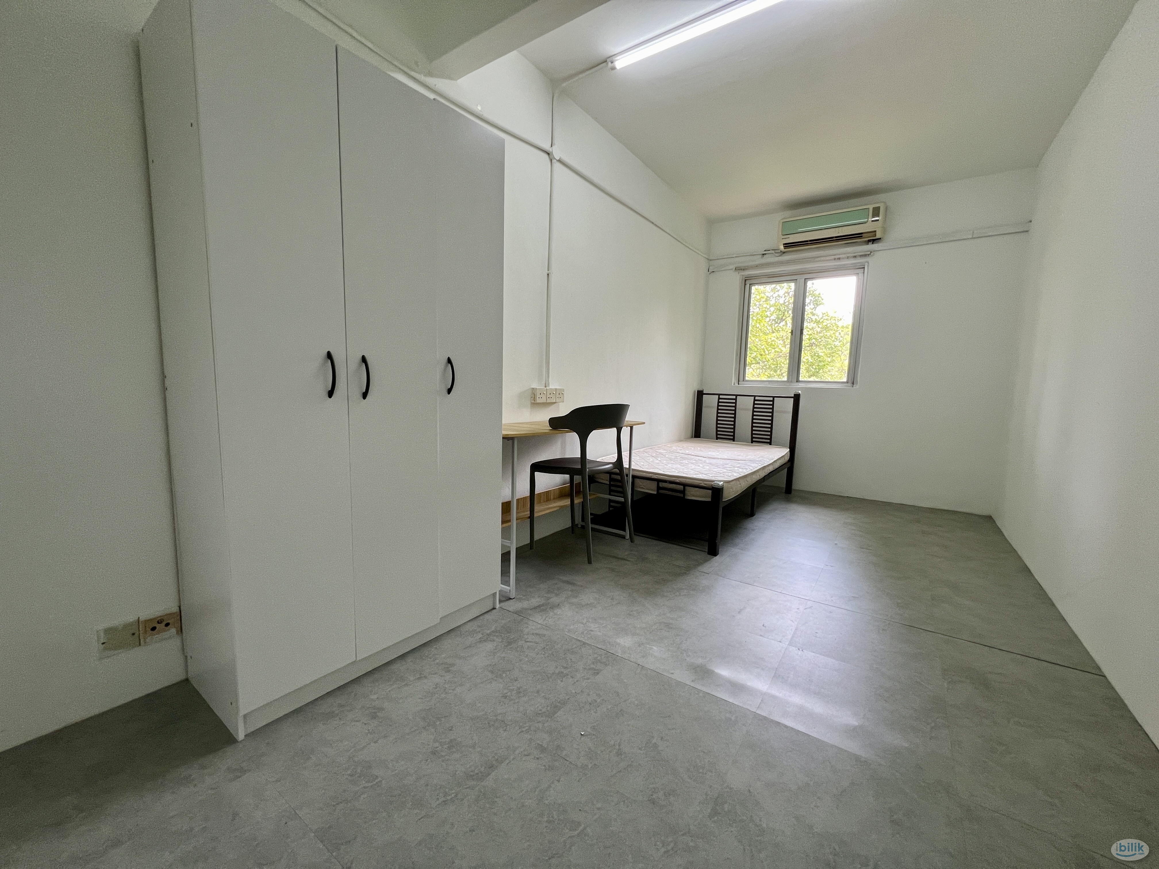 Middle Room at Cyberia Crescent 1, Cyberjaya - Image 1