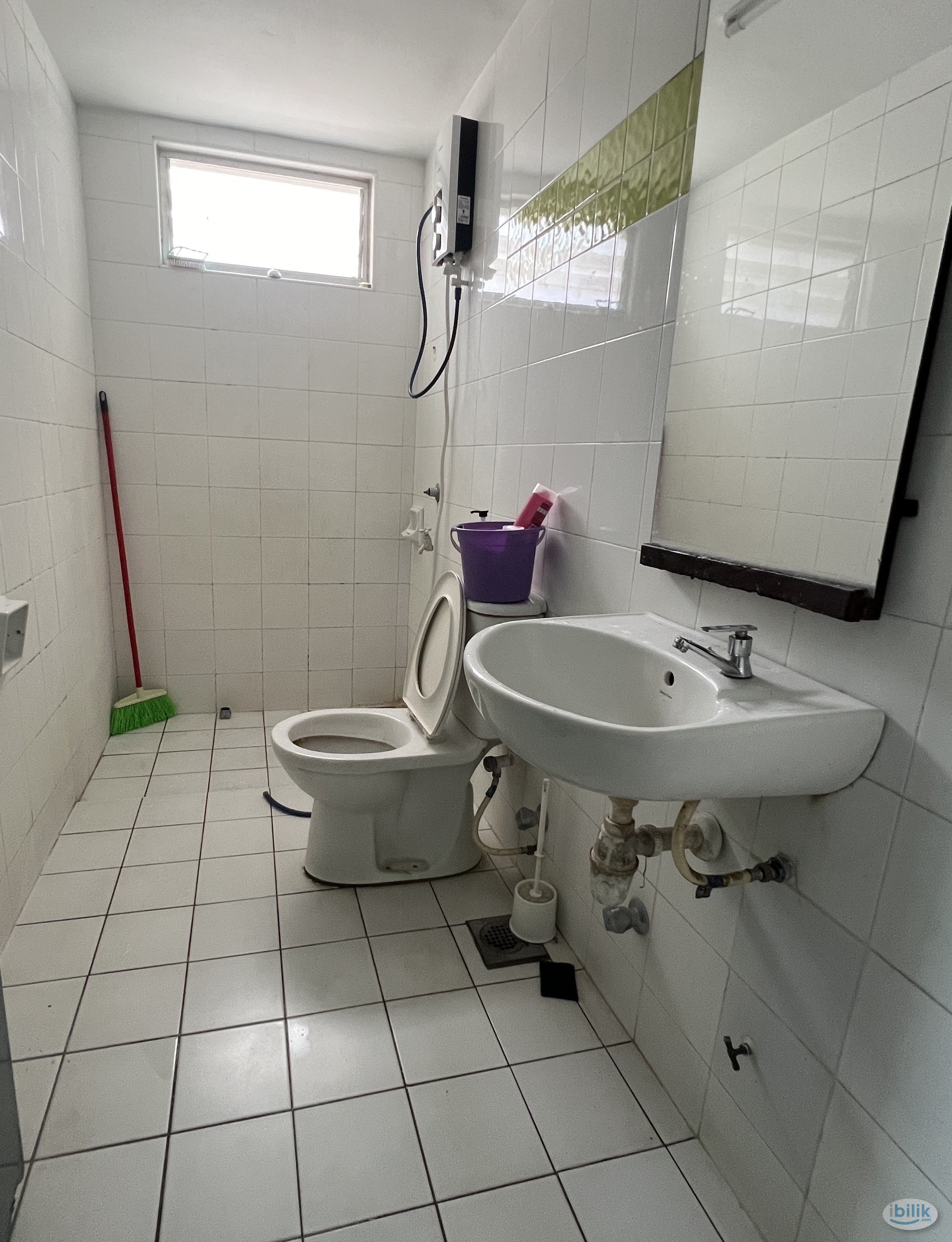 Middle Room at Cyberia Crescent 1, Cyberjaya - Image 4