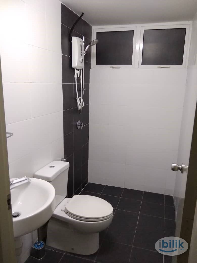 Middle Room at Block J Pacific Place, Ara Damansara - Image 4
