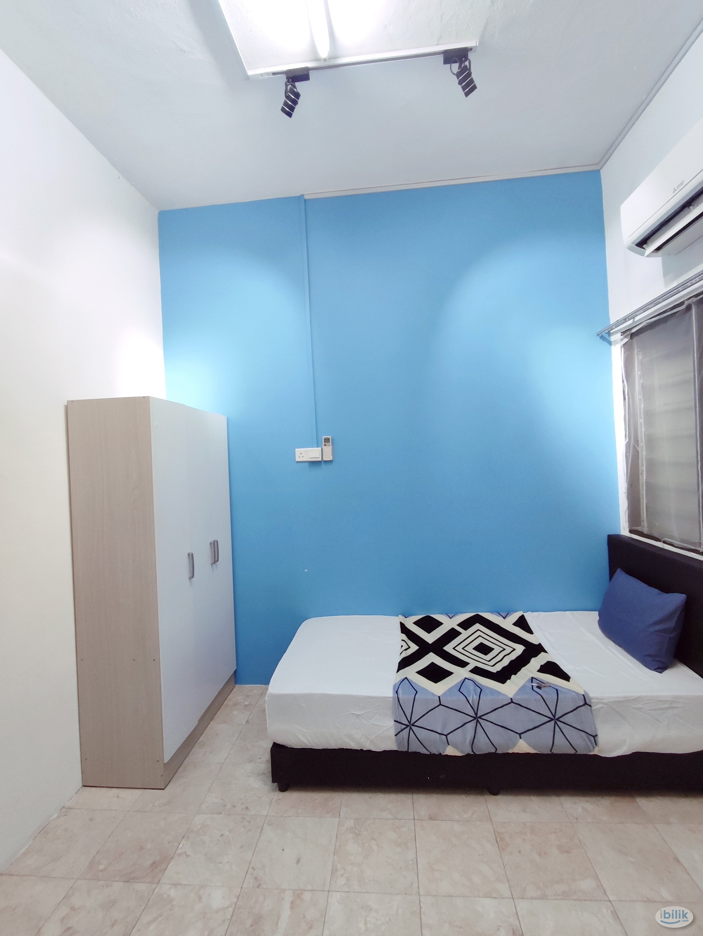 For a single female private room available at uptown Damansara - Image 1