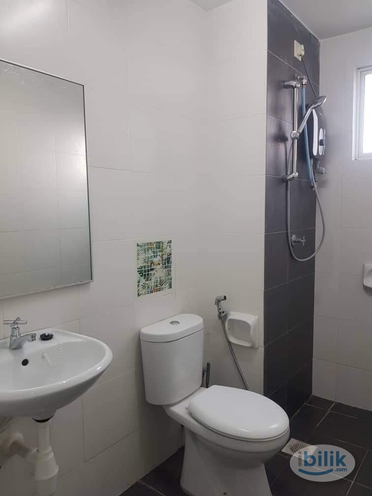 Master bedroom at uptown Damansara available - Image 2