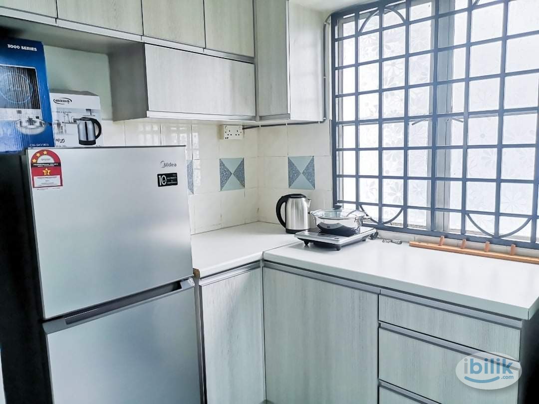 Master bedroom at uptown Damansara available - Image 3