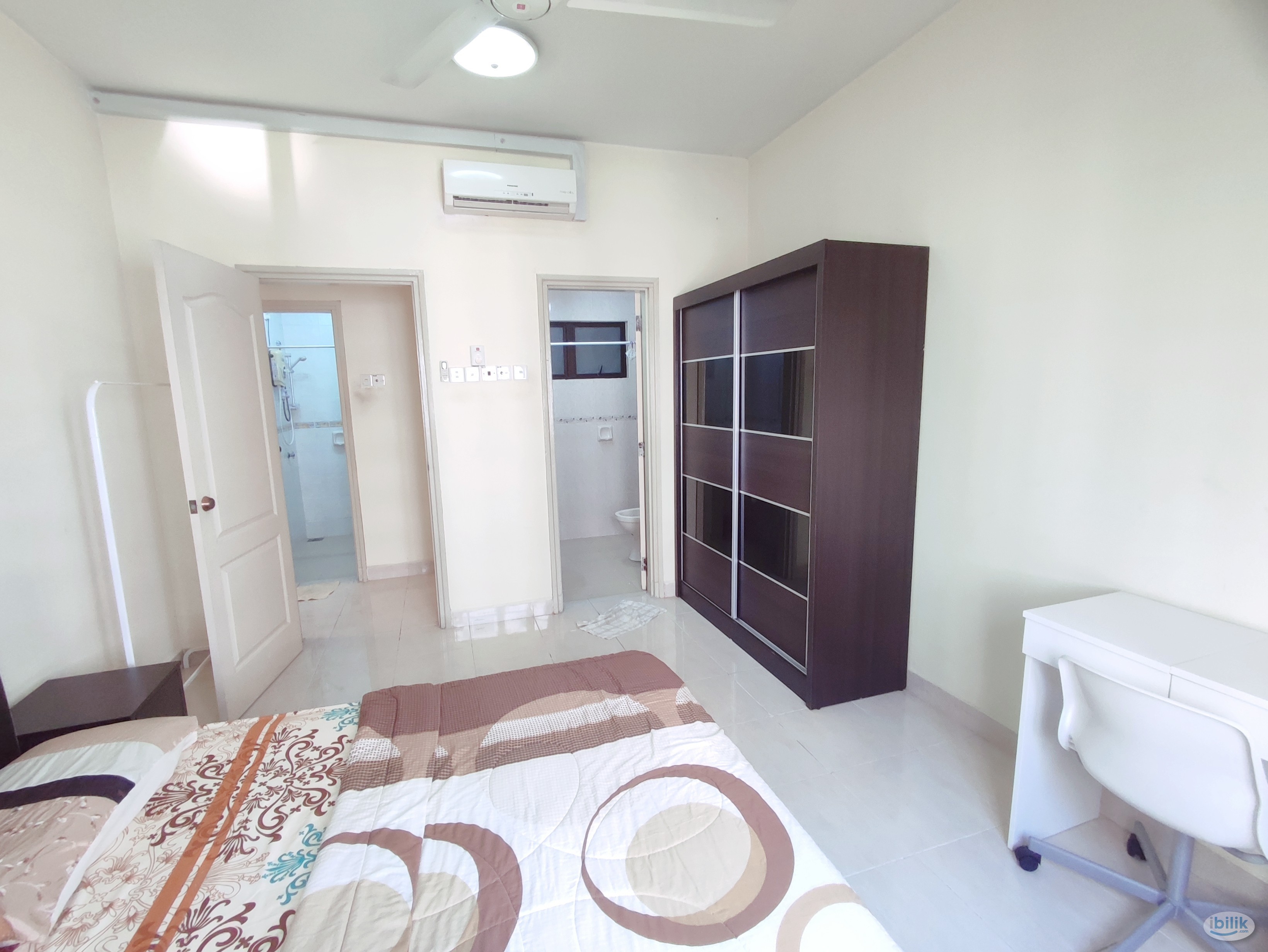 Nice master bedroom at Pelangi utama - Image 1