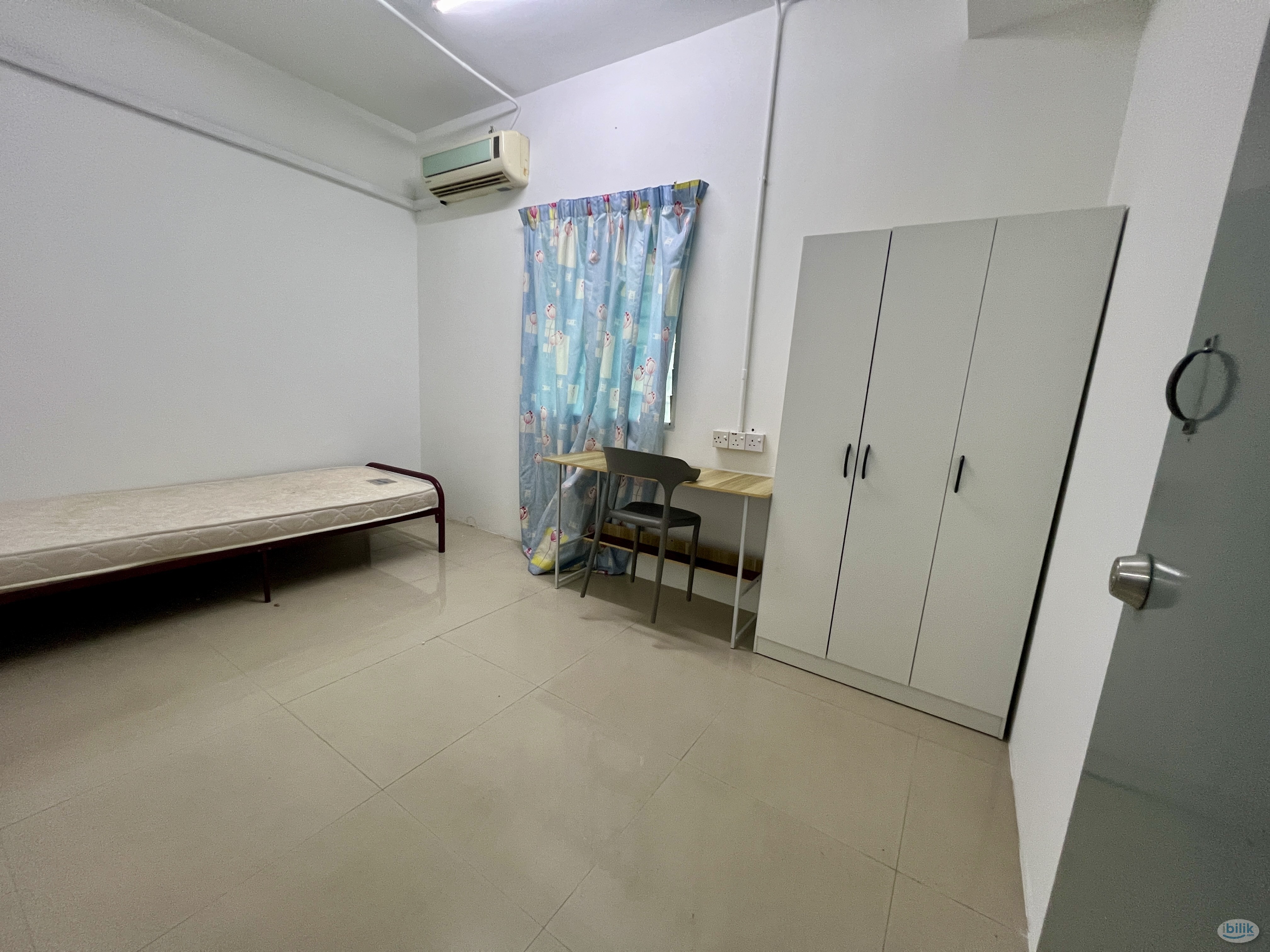 Middle Room at Cyberia Crescent 1, Cyberjaya - Image 1