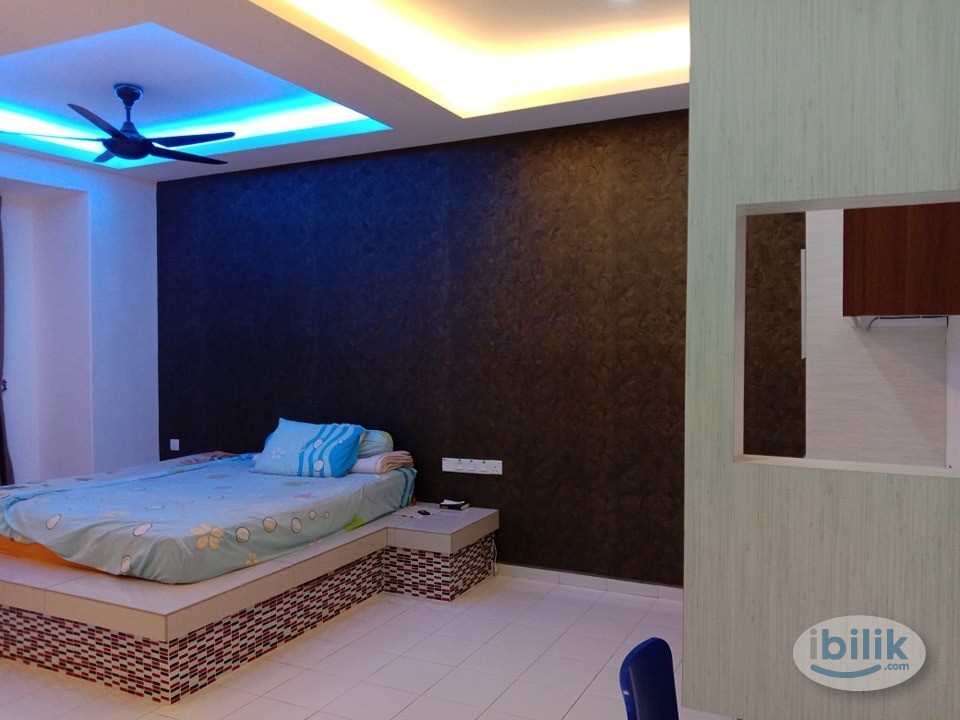 Big Master King Bedroom with big wardrobe at Taman Angkasa Nuri, Batu Berendam - Image 1