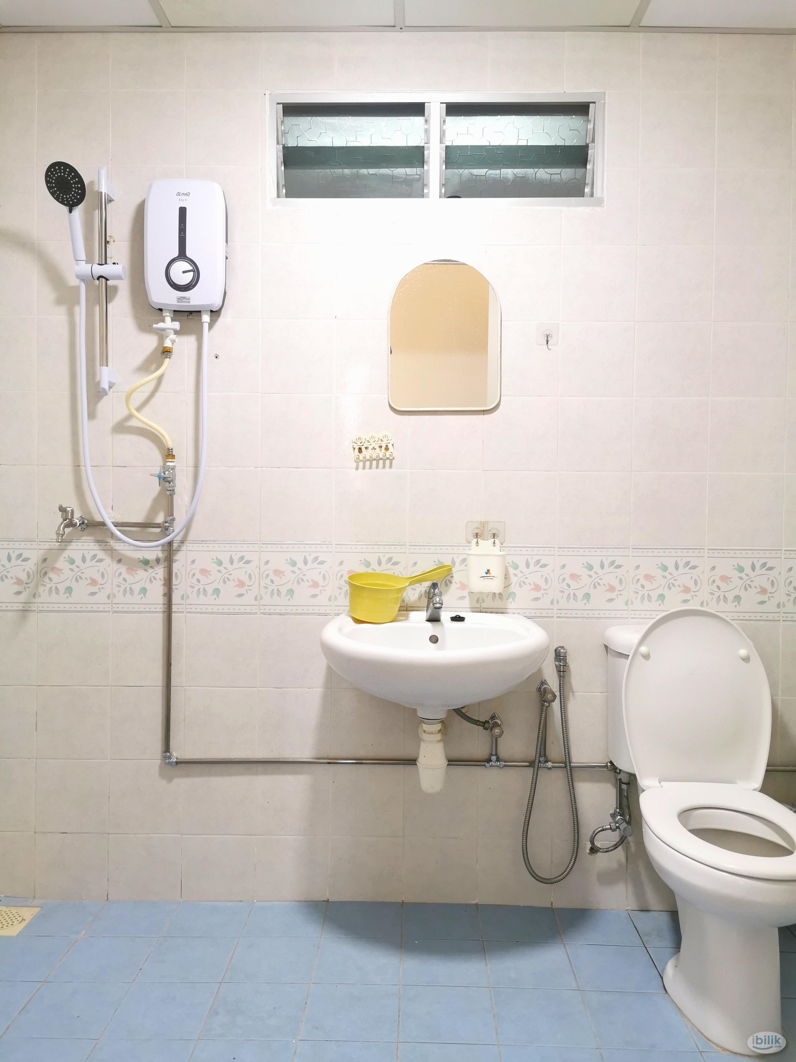 Middle Room at Putra Place, Bayan Indah - Image 5