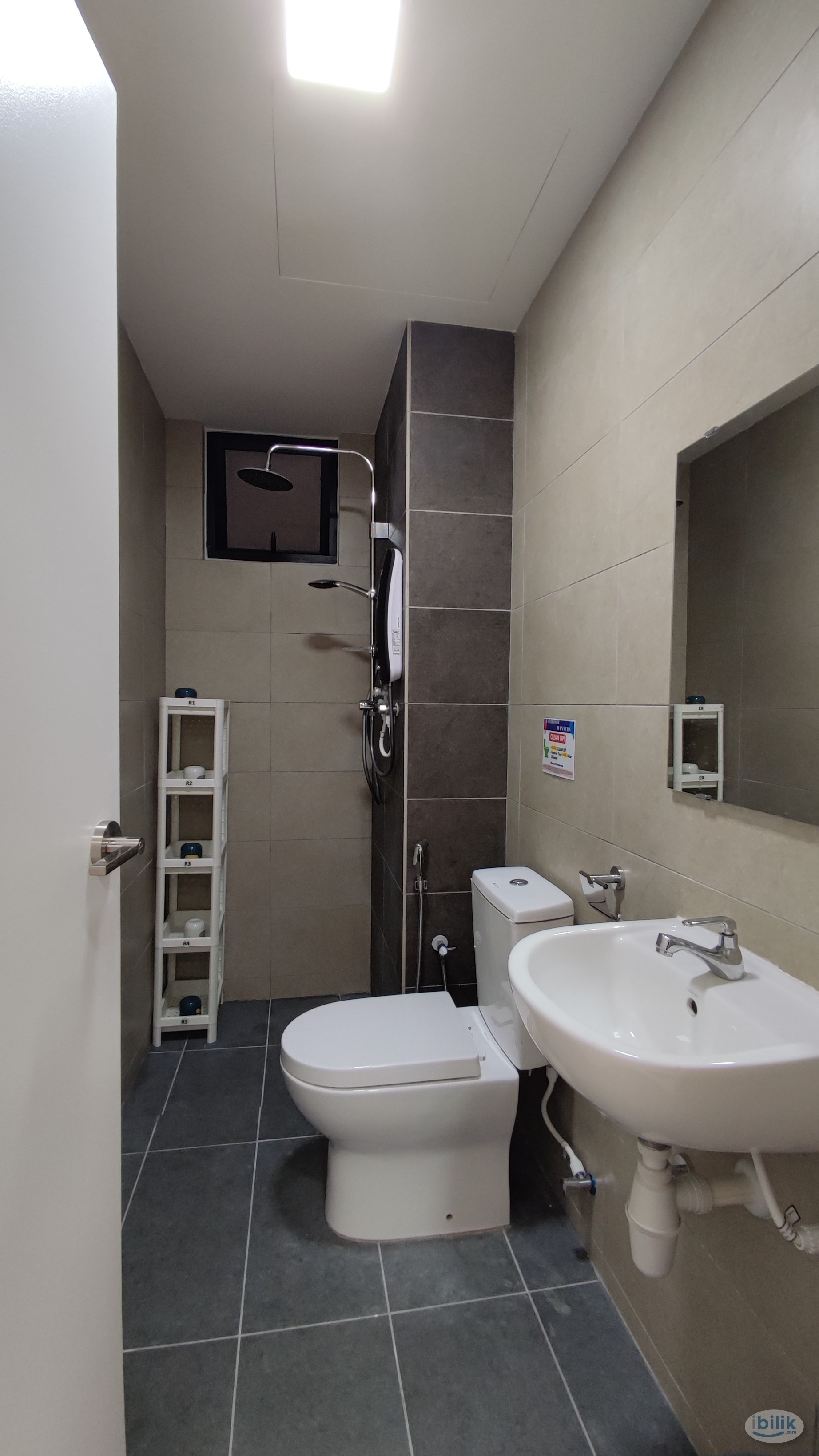 Middle Room at Ara Tre, Petaling Jaya - Image 1