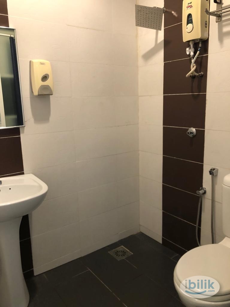 Best View Hotel, Middle Room at The Strand, Kota Damansara, MRT Surian , Giant, Strand Mall, NKS, Tropicana Gardens Mall - Image 4