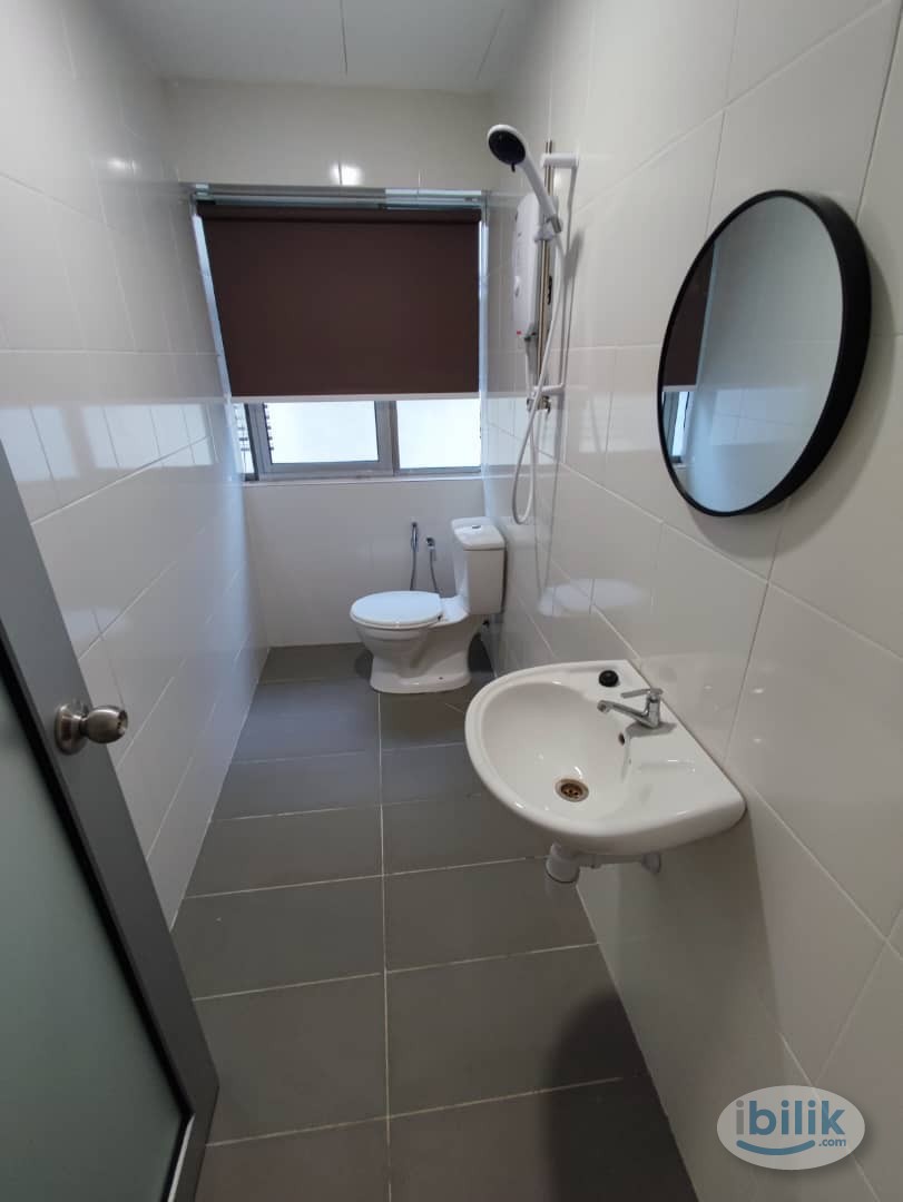 Room for Rent Near to MRT TTDI, Starling Mall, Atria Mall attach with private toilet at Damansara Inn Damansara Jaya, - Image 1