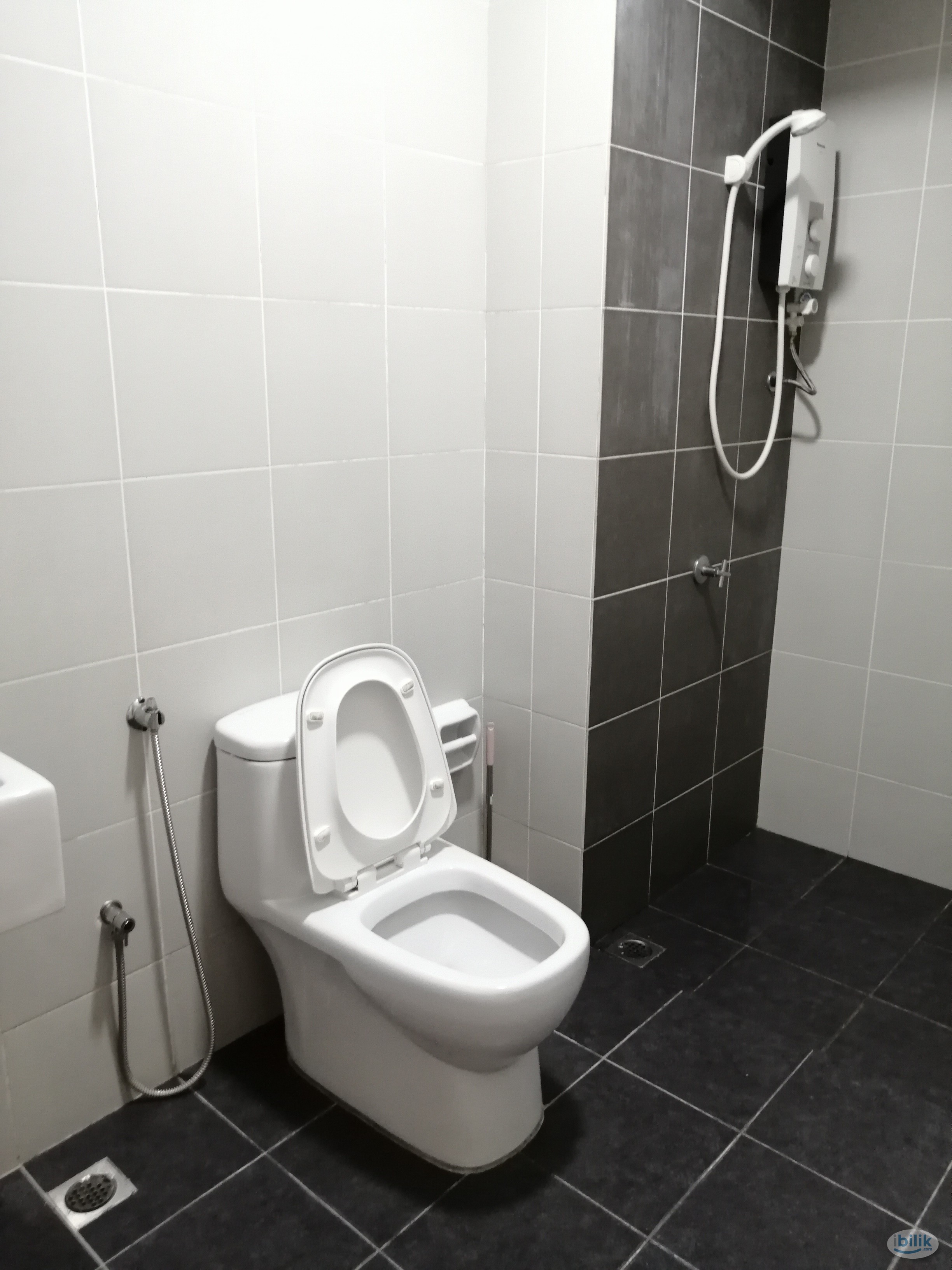 Single Room at Arena Residence, Bayan Baru - Image 2