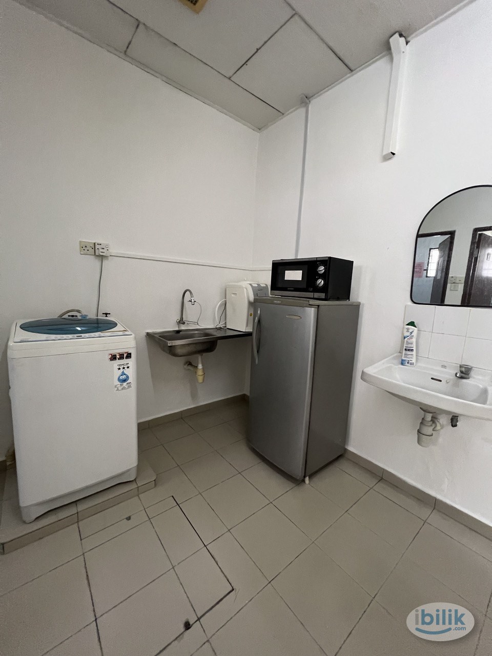 Middle Room at Subang Jaya, Selangor - Image 3