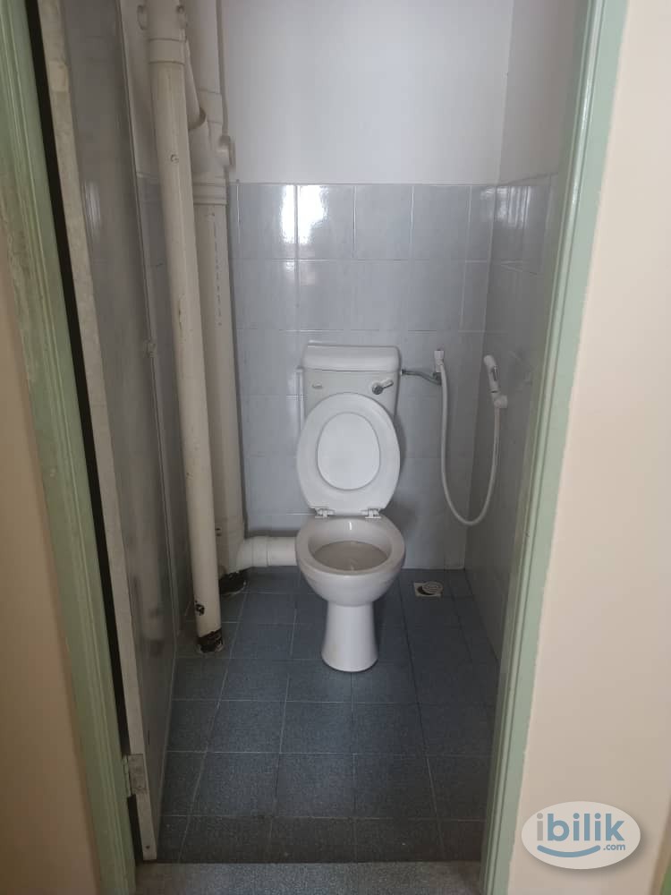 Master Room at Sri Saujana Apartment, Georgetown - Image 4