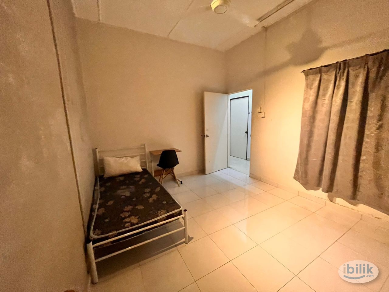 Middle Room at Section 17, Petaling Jaya - Image 1