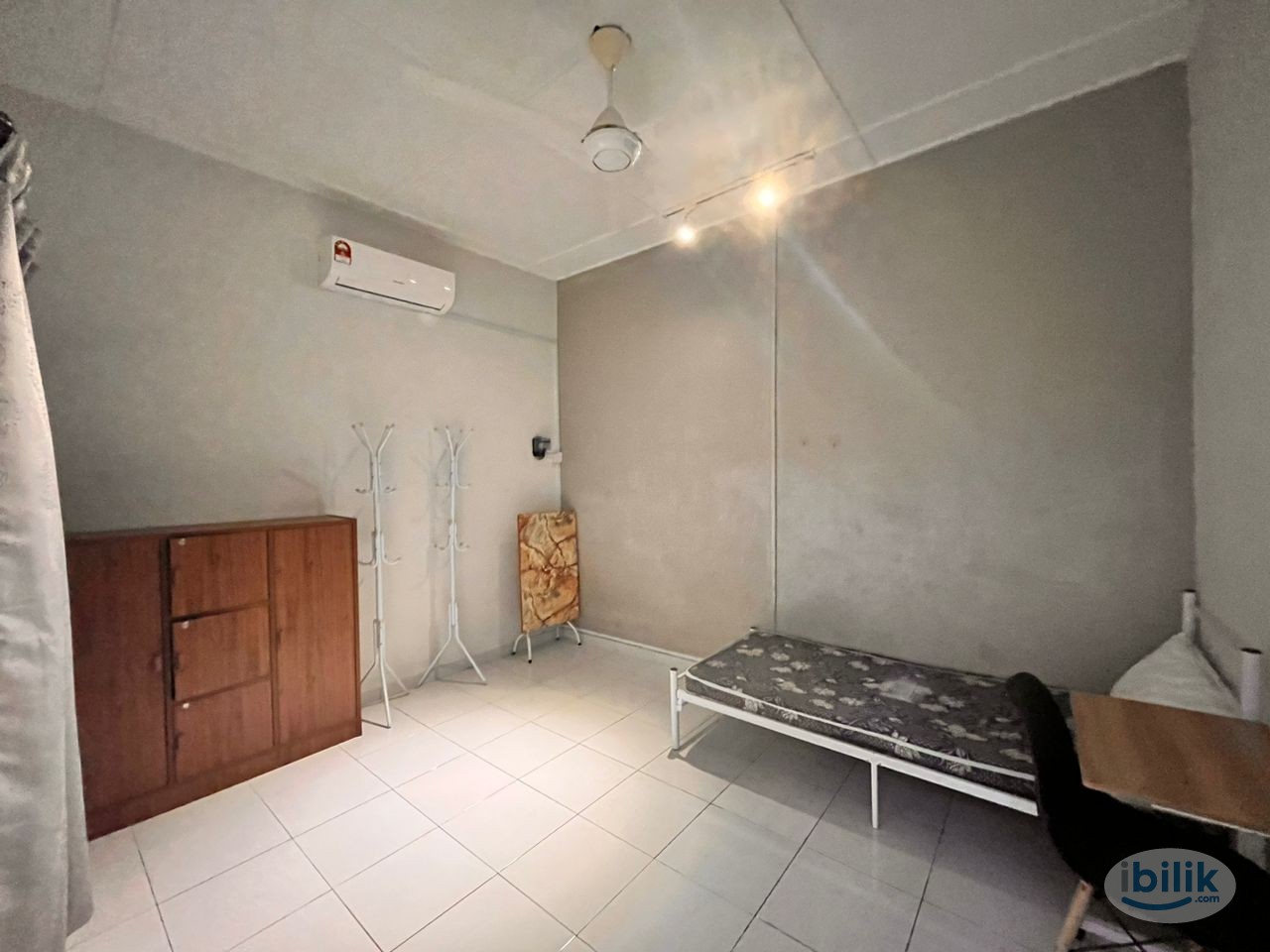 Middle Room at Section 17, Petaling Jaya - Image 2
