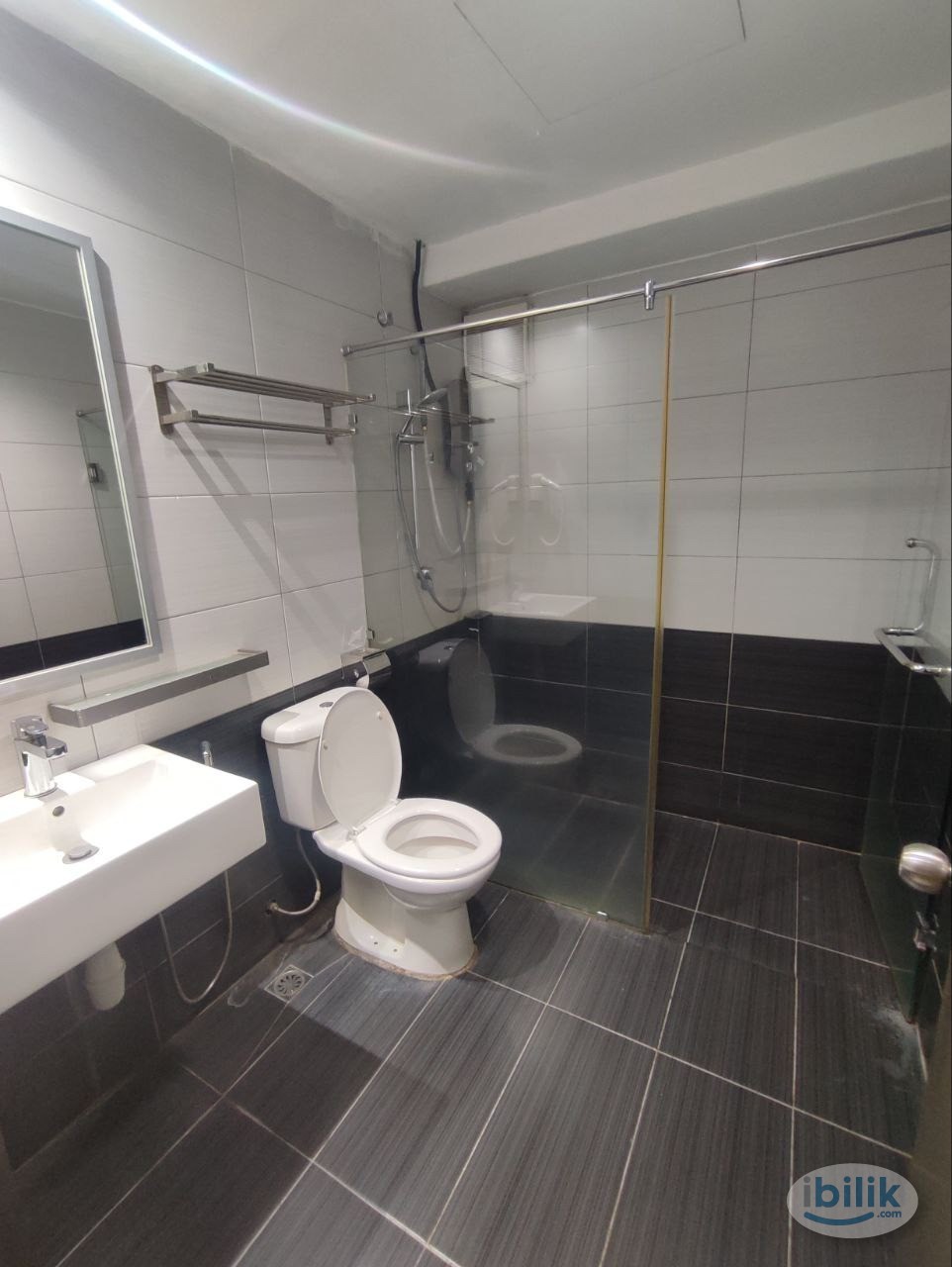 [Corona Inn] Available Queen Master Room with Private Bathroom 🚽 at Bukit Bintang, KL City Centre Near Sungei Wang Plaza - Image 3