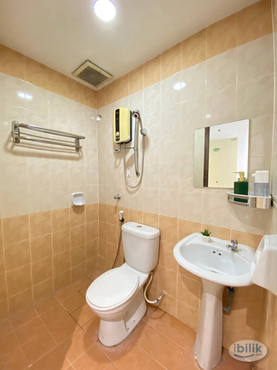 Only walk to LRT  🚂 Room + Private Toilet + Air-Cond at Masjid Jamek - Image 1