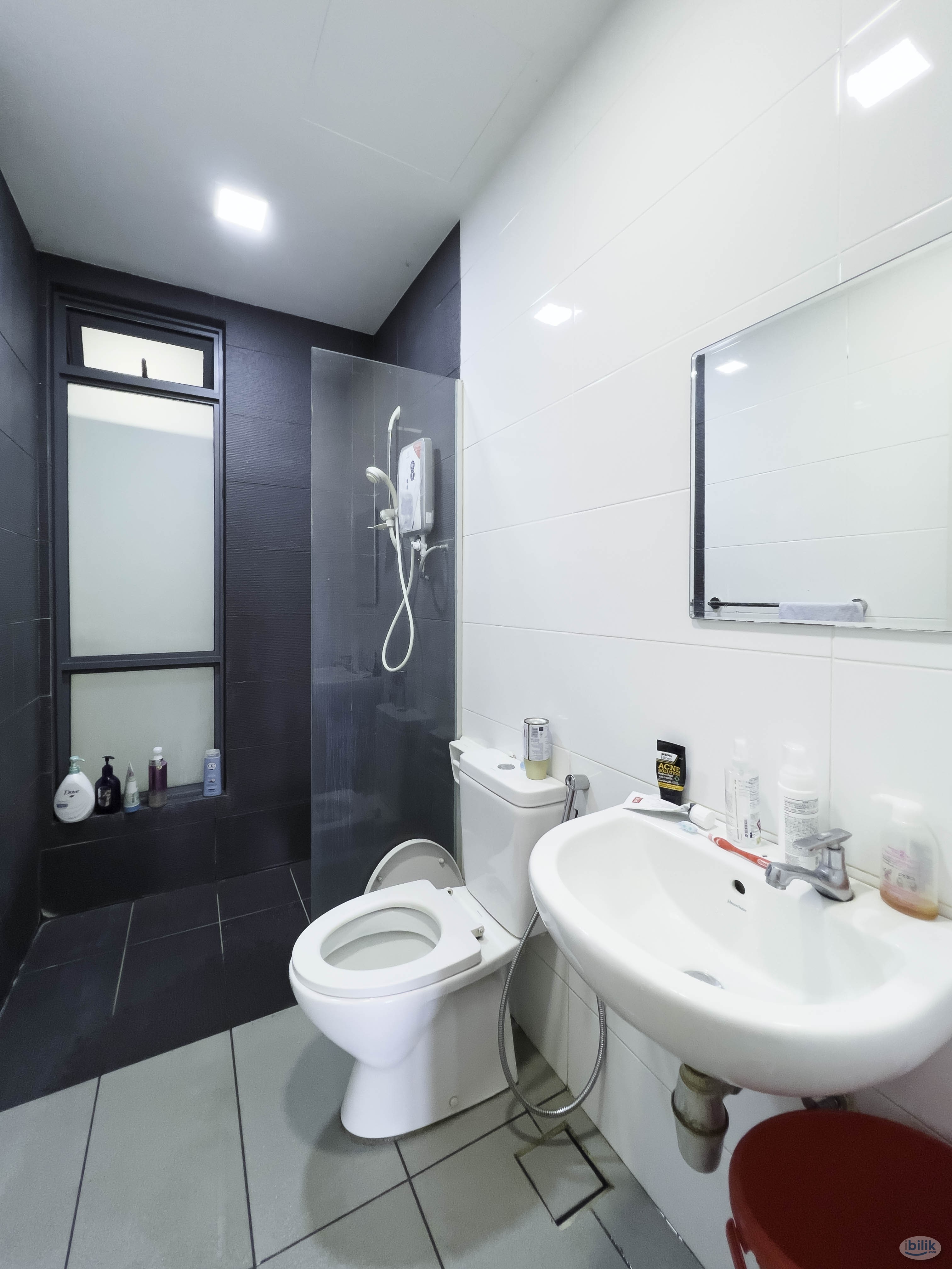 Private Bathroom Master Room at Paramount Utropolis @ Glenmarie, Shah Alam - Image 3