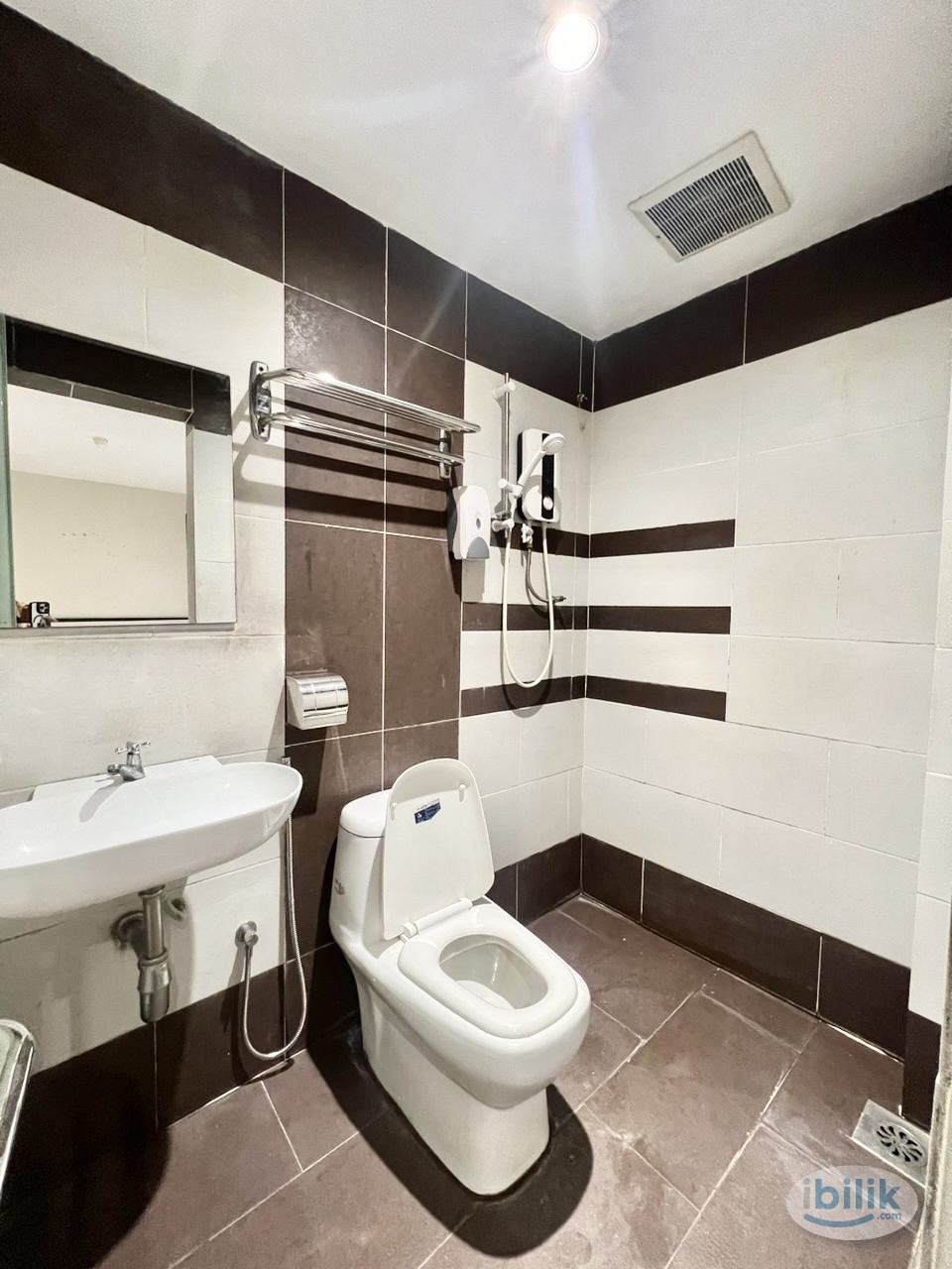 🏥 10 Min driving distance to Shah Alam Hospital 🚗 Room for rent at Klang Area 🏠 - Image 2